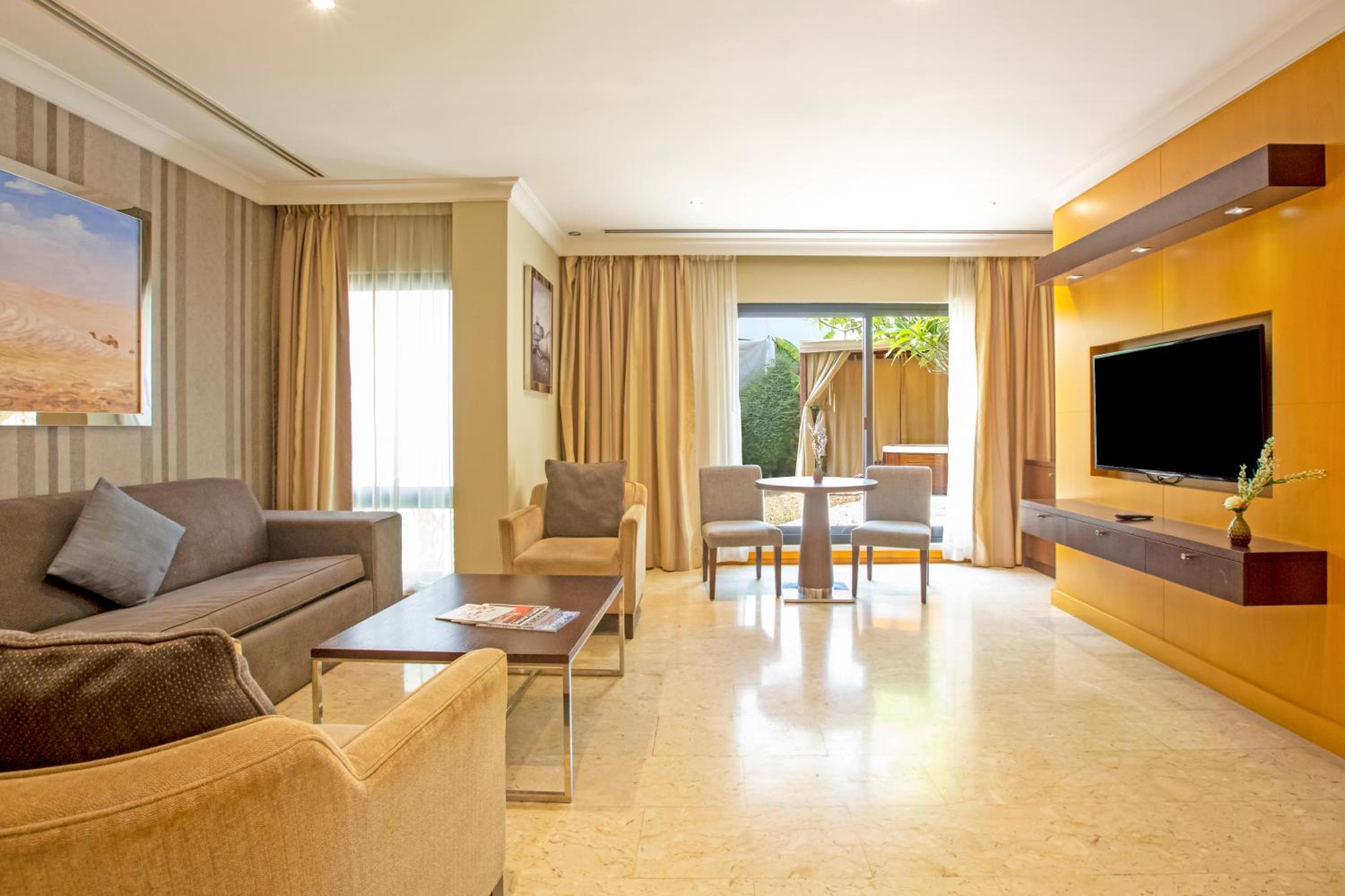 Suite With Outdoor Whirlpool photo 2