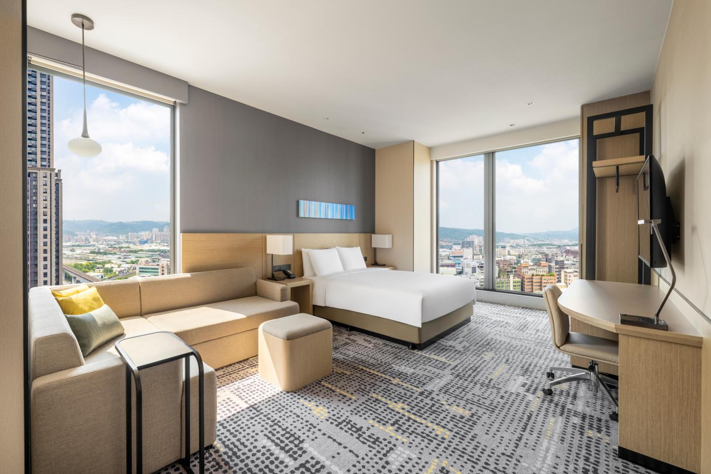 Deluxe King Room - Photo 8