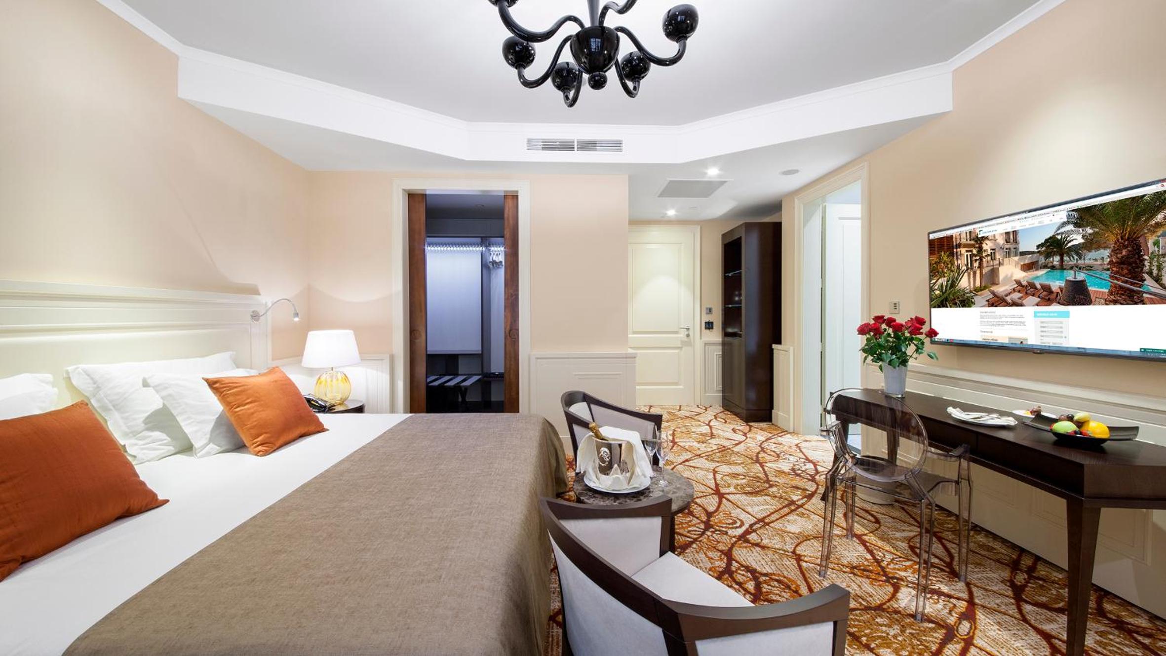 Premium Double Room with Balcony photo 3
