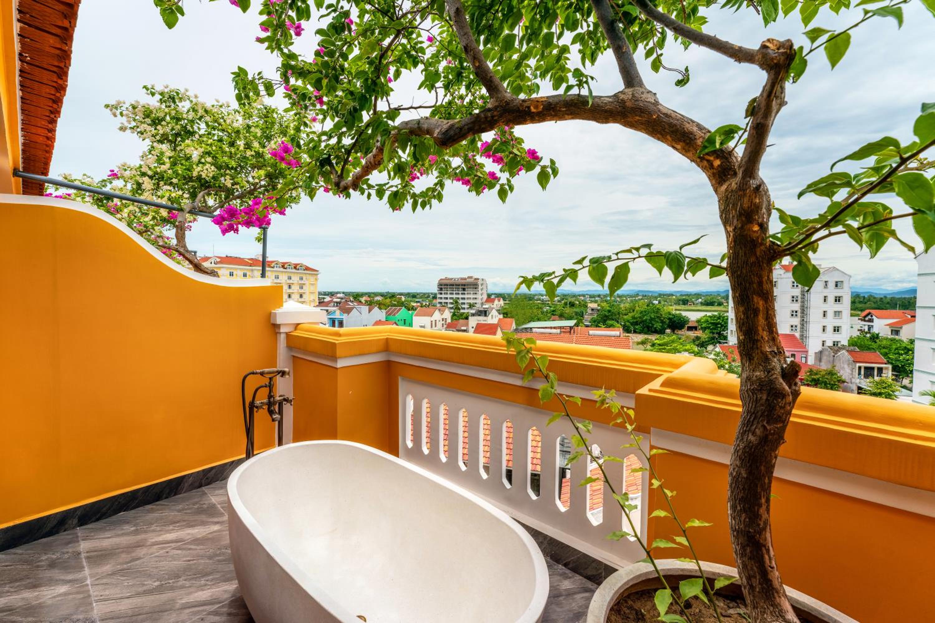 Junior Suite with Balcony - Photo 9