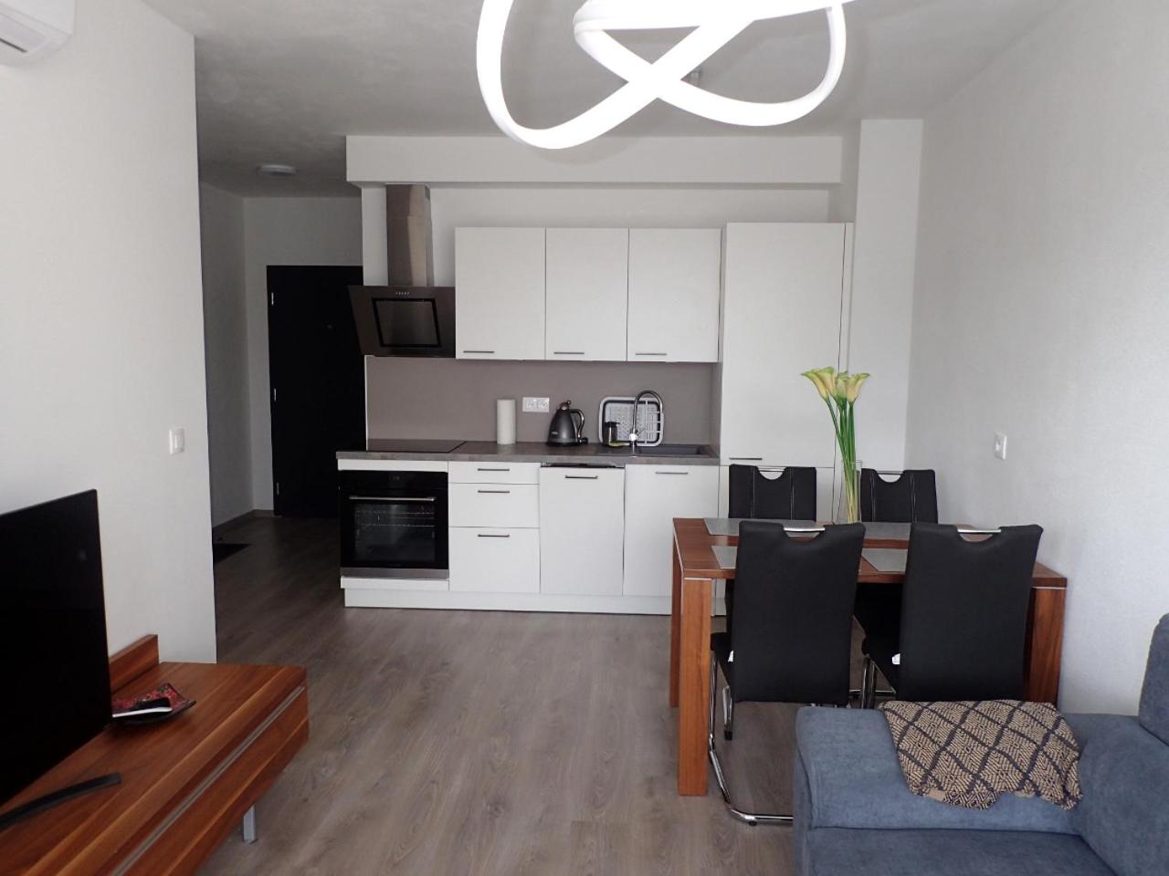 One-Bedroom Apartment - Photo 6