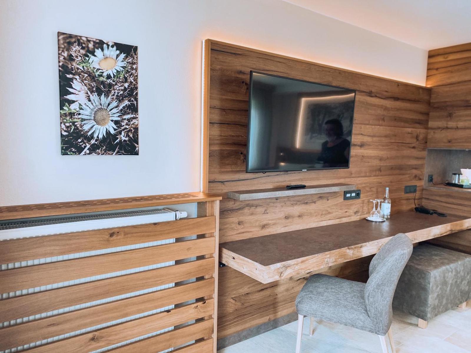 Two-Bedroom Suite with Balcony or Terrace - Photo 7