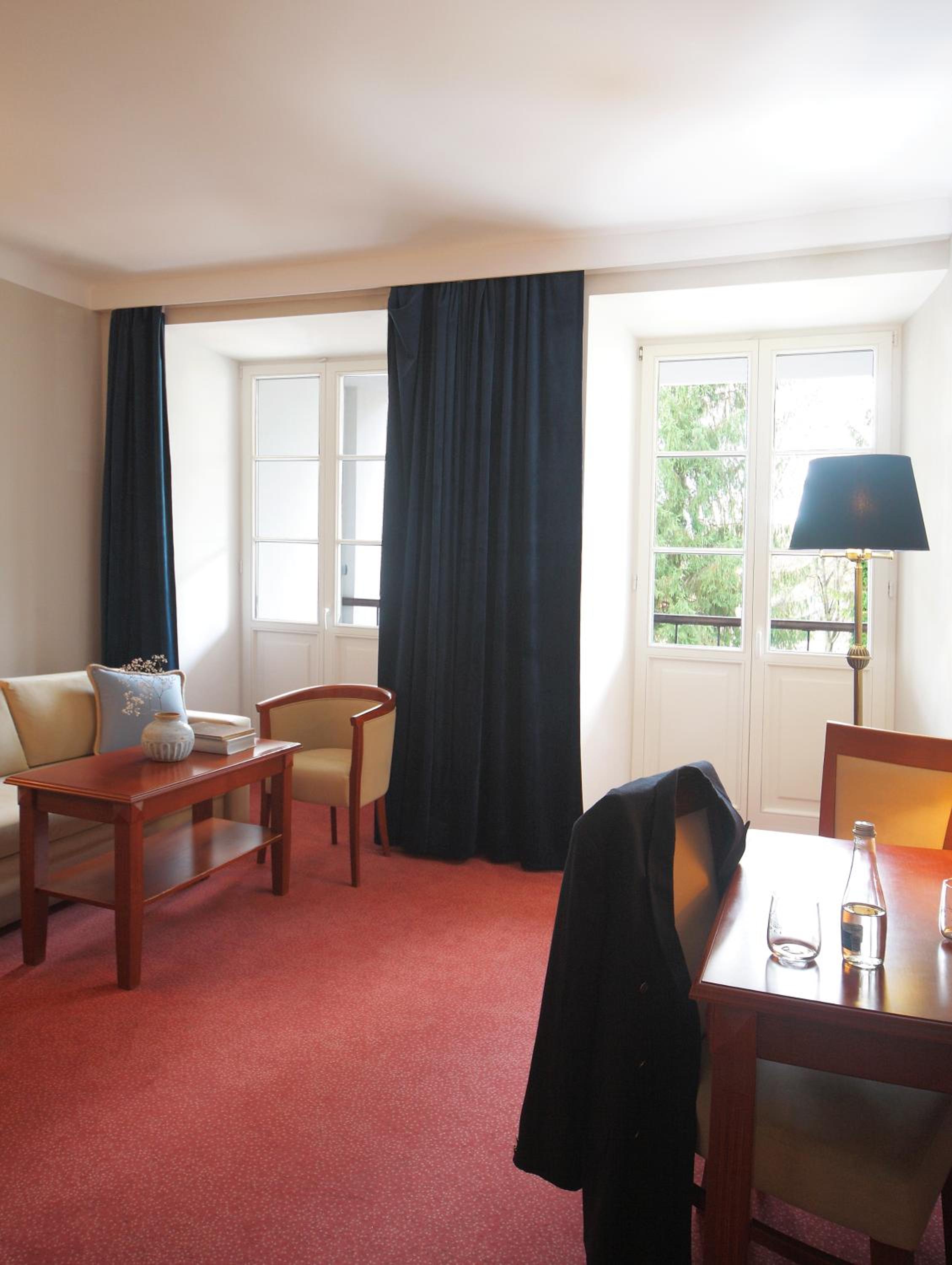 Apartment with Balcony - Photo 2