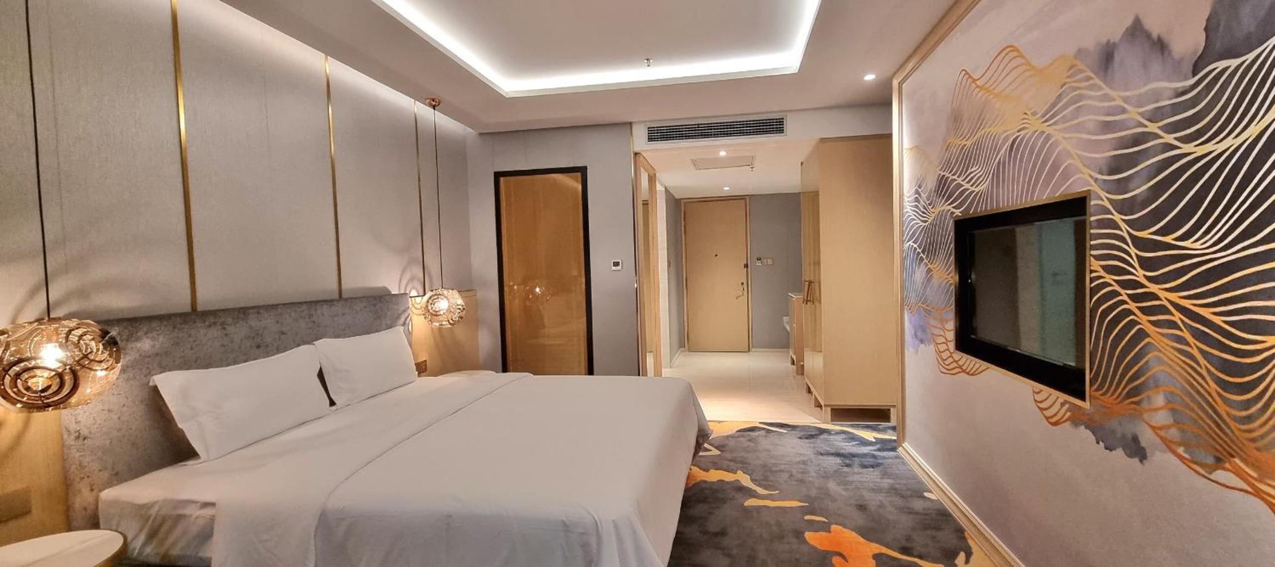 Deluxe King Room - Photo 2