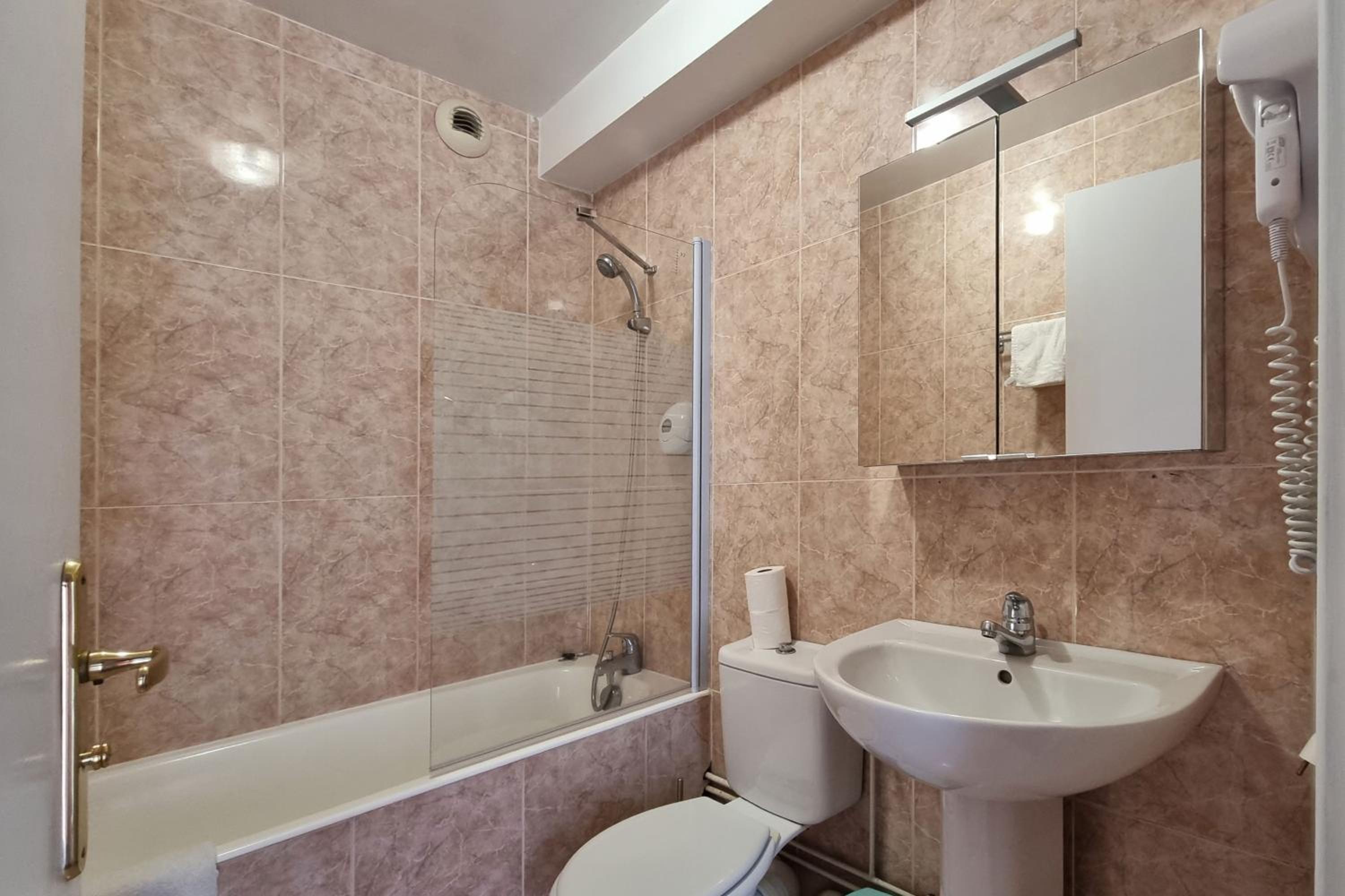 Quadruple Room - Photo 7