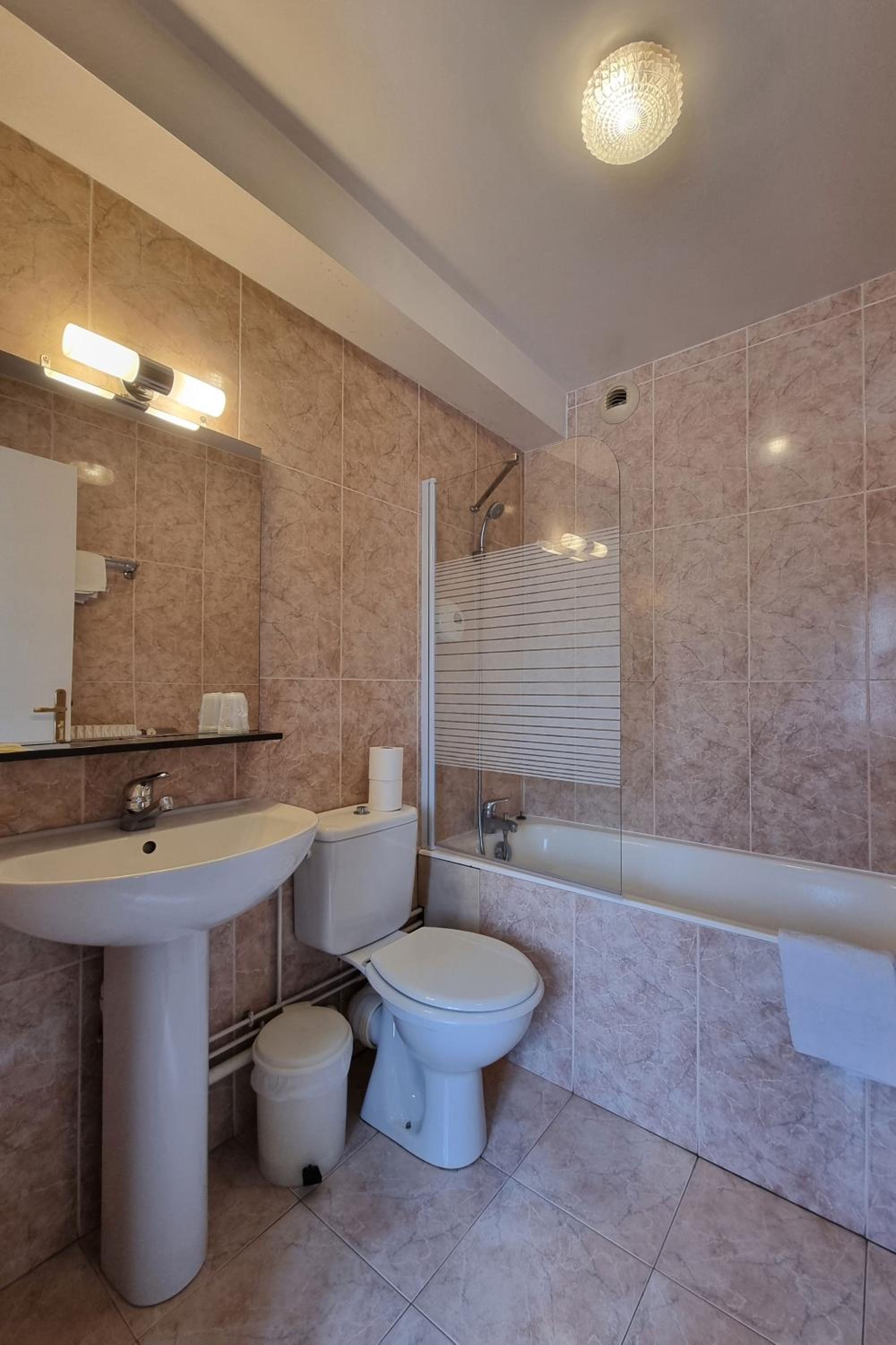 Triple Room with Bath - Photo 3