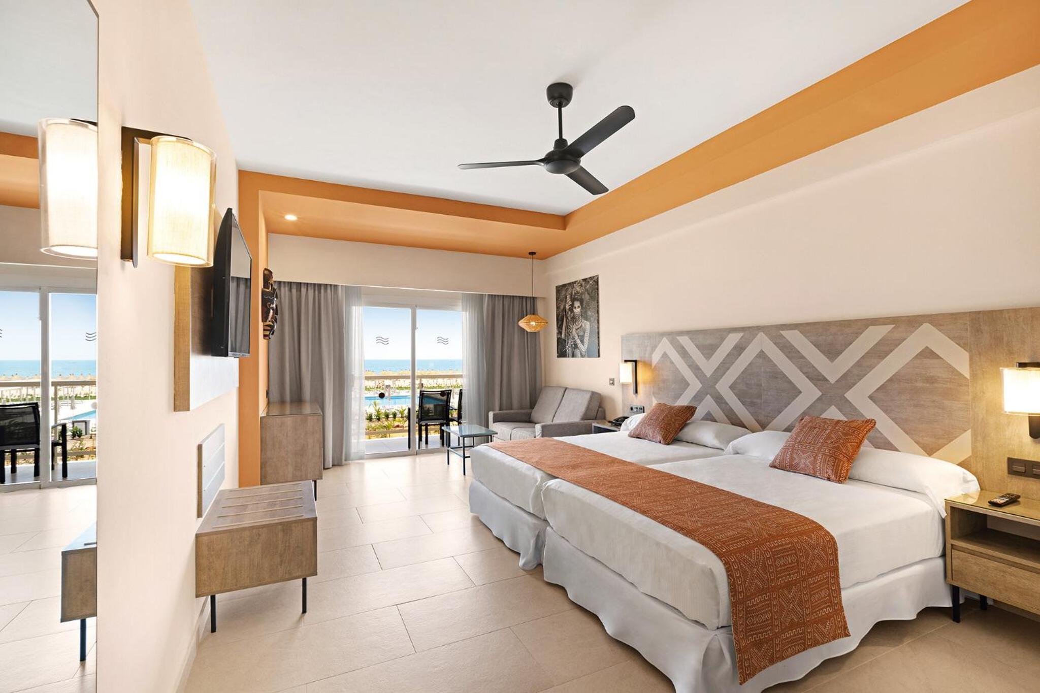 Double Room with Balcony and Sea View - Photo 2