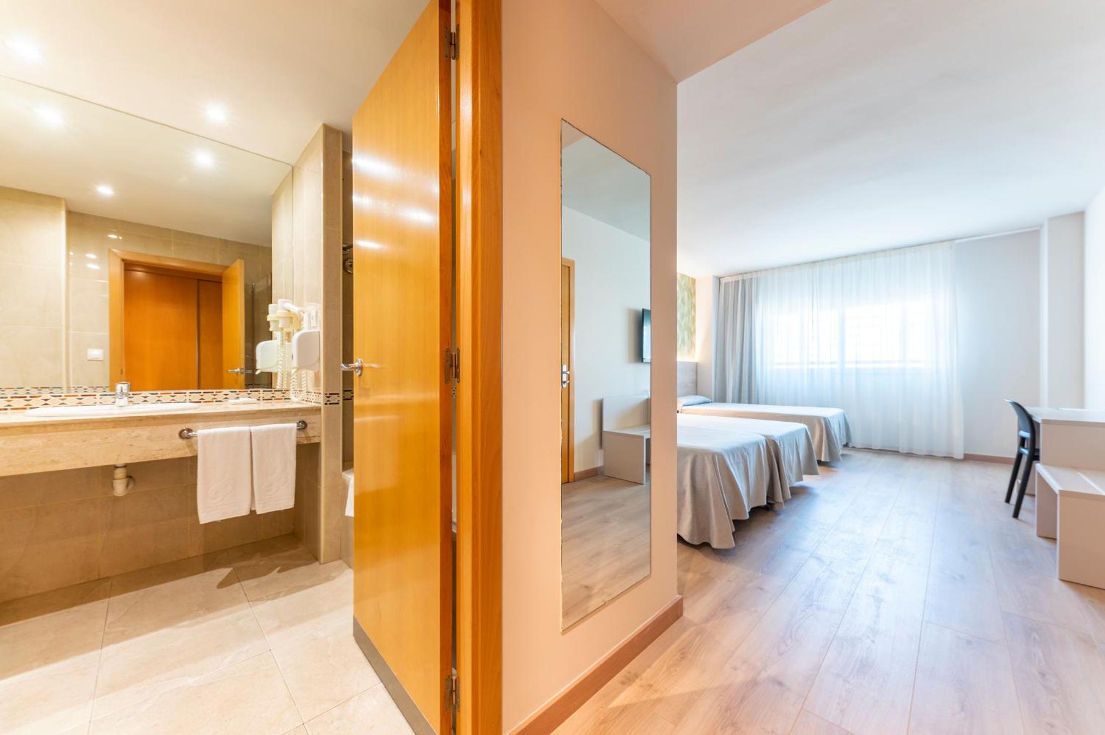 Quadruple Room without Terrace (3 Adults) - Photo 4