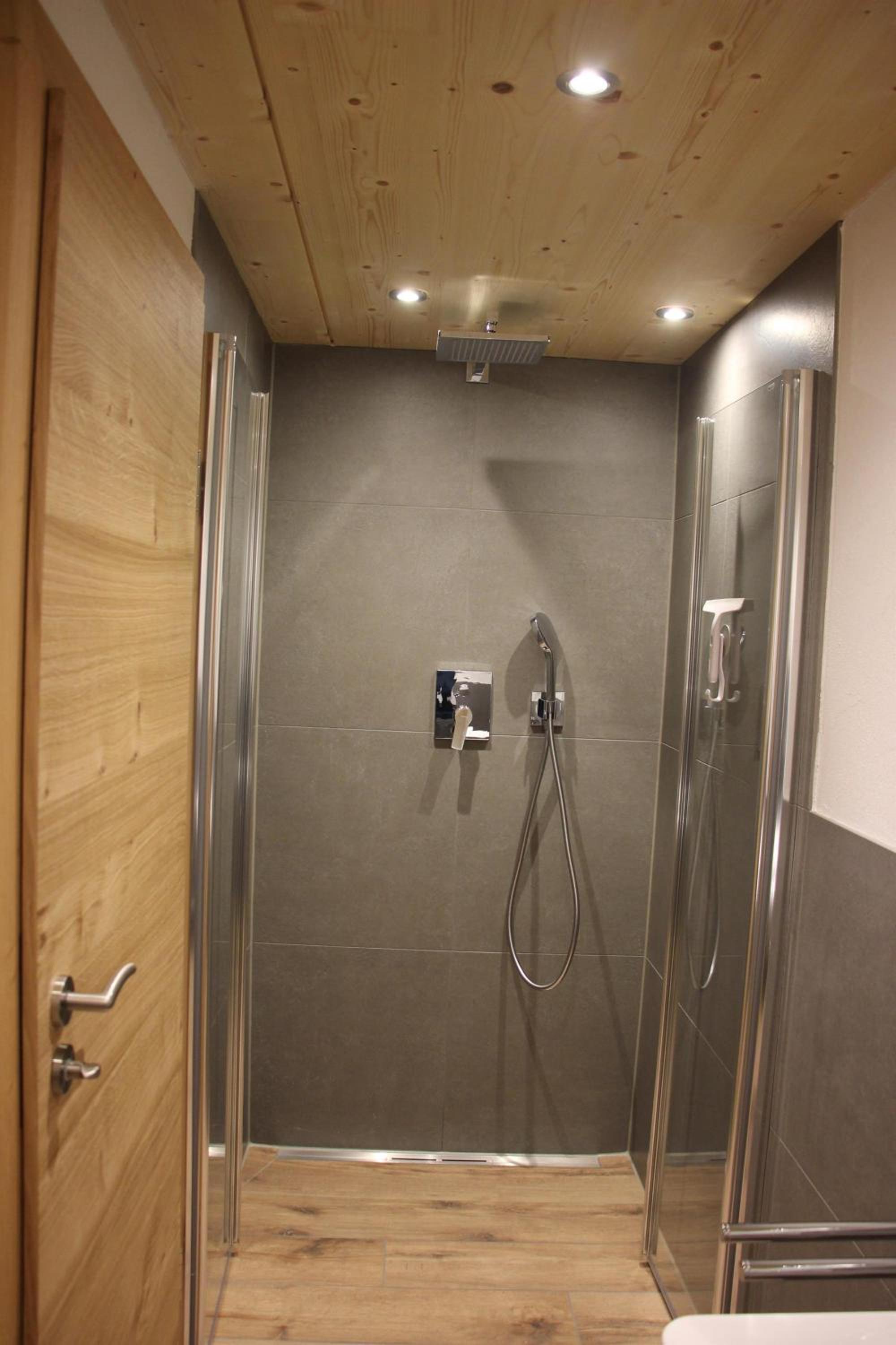 Two-Bedroom Apartment with Shower photo 2
