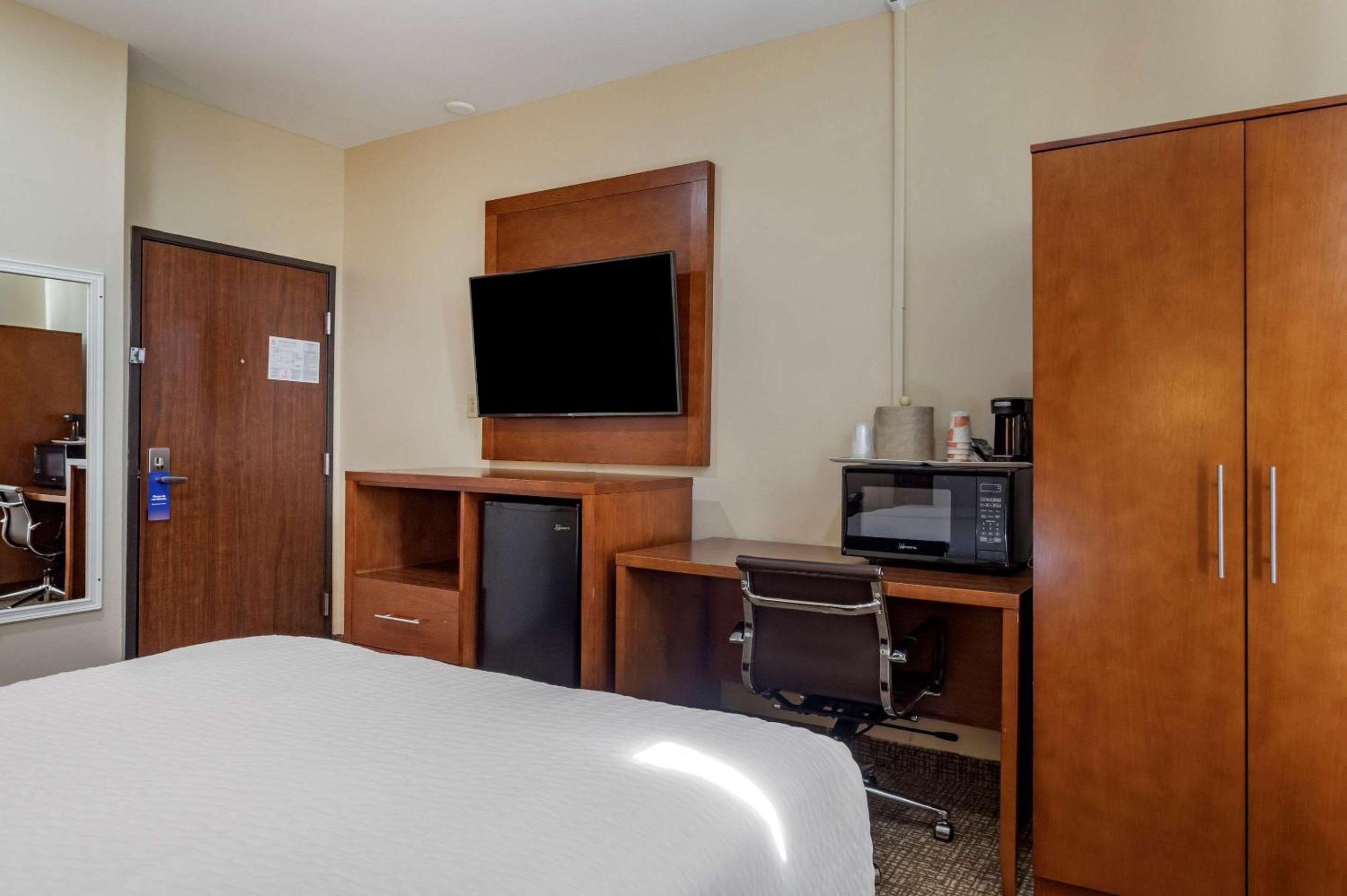 Queen Suite with Sofa Bed - Non-Smoking - Photo 1