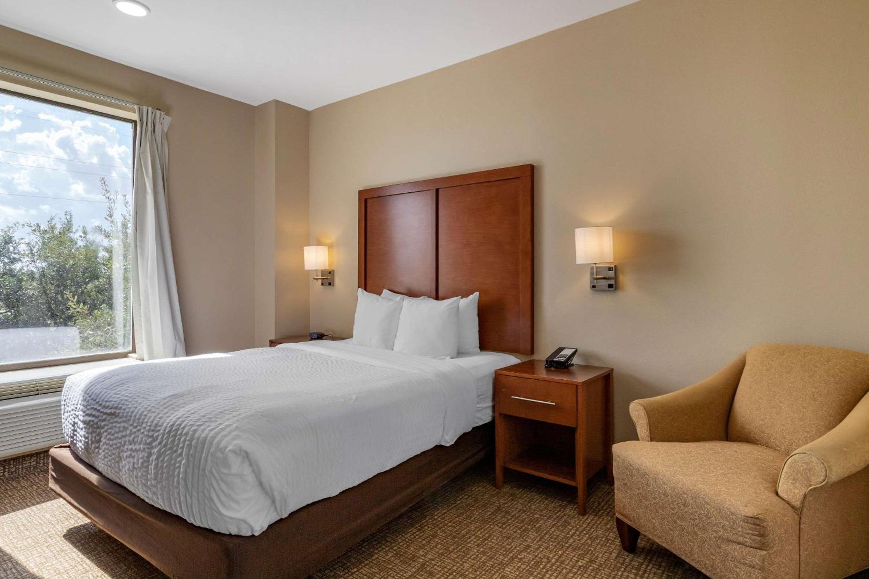Queen Suite with Sofa Bed - Non-Smoking - Photo 2