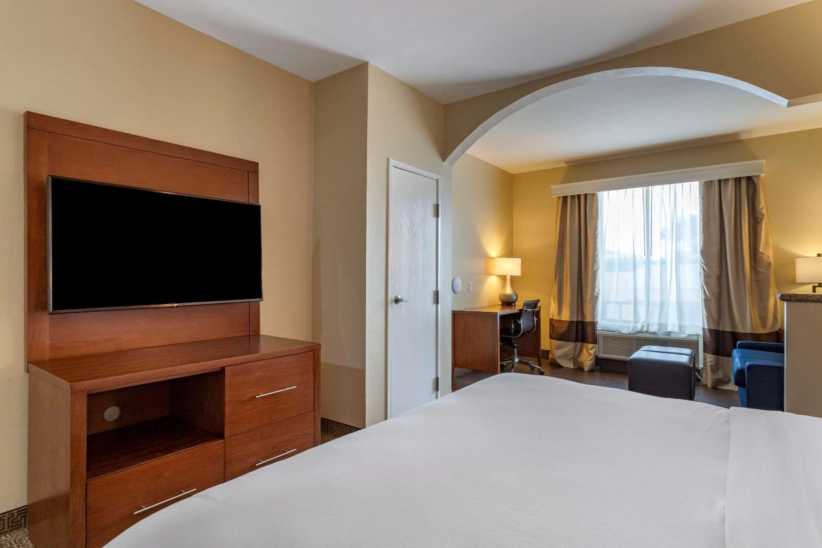 King Suite - Non-Smoking - Photo 2