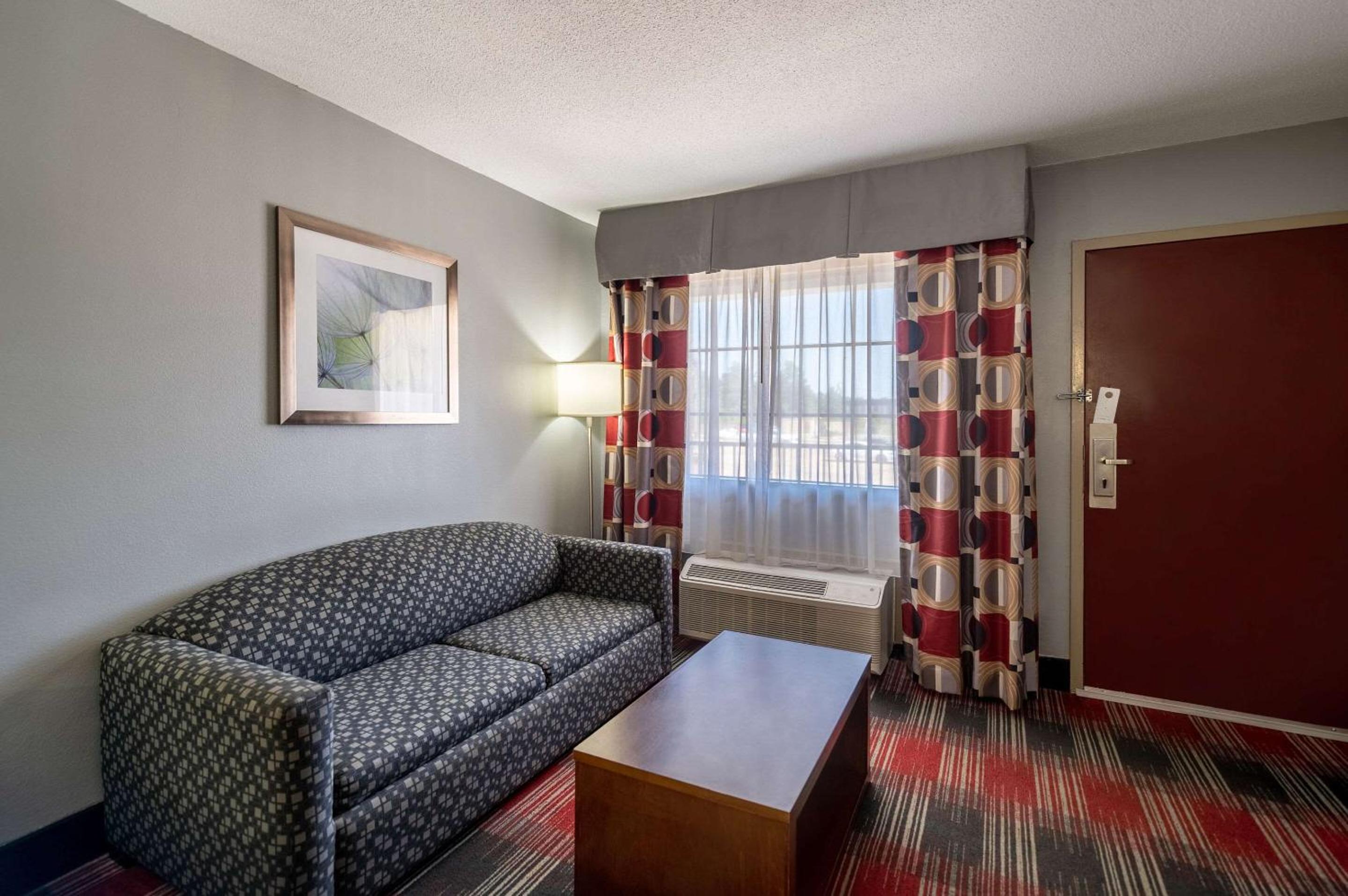 King Room - Non-Smoking - Photo 4