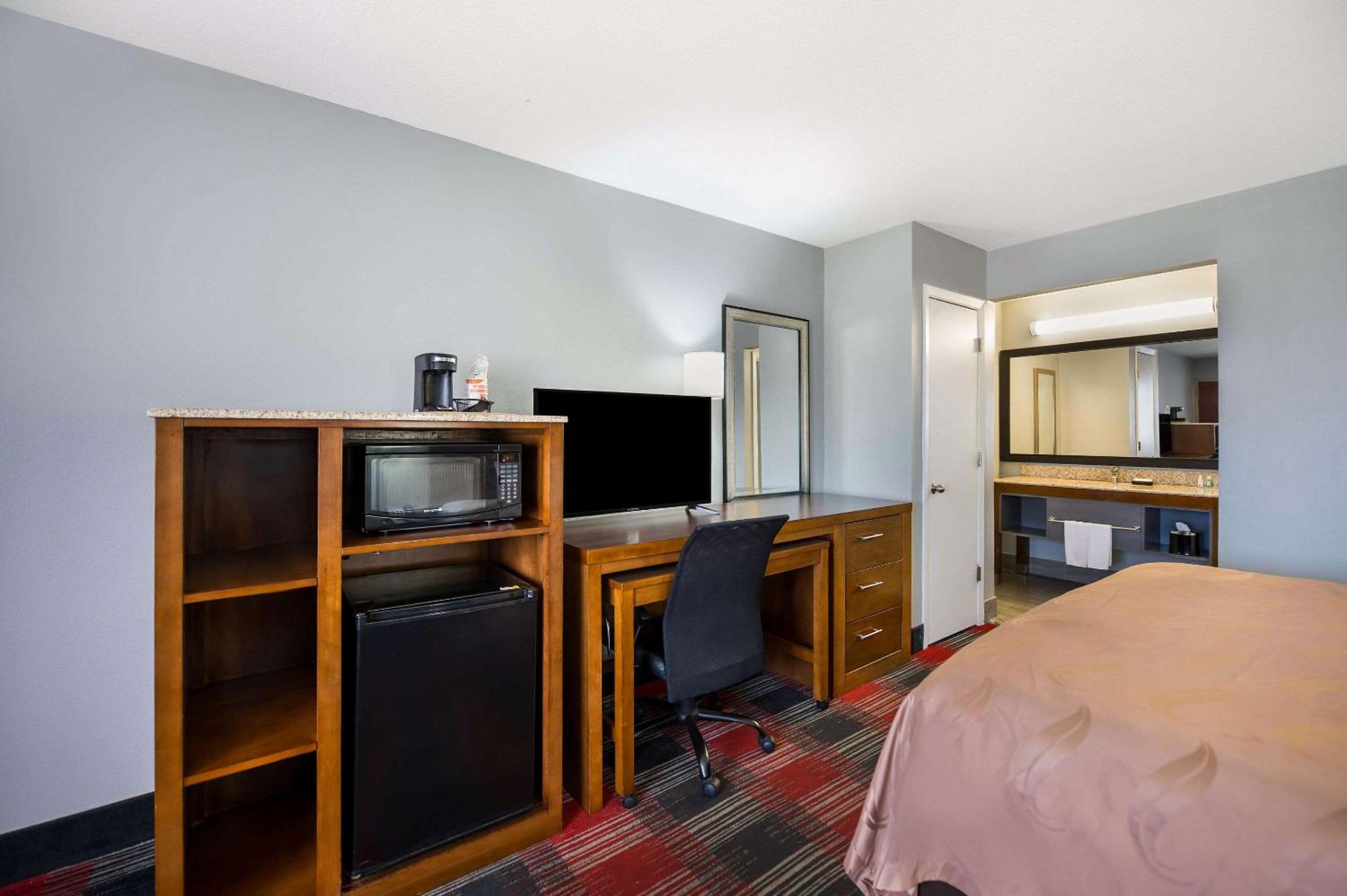 King Room - Non-Smoking - Photo 3