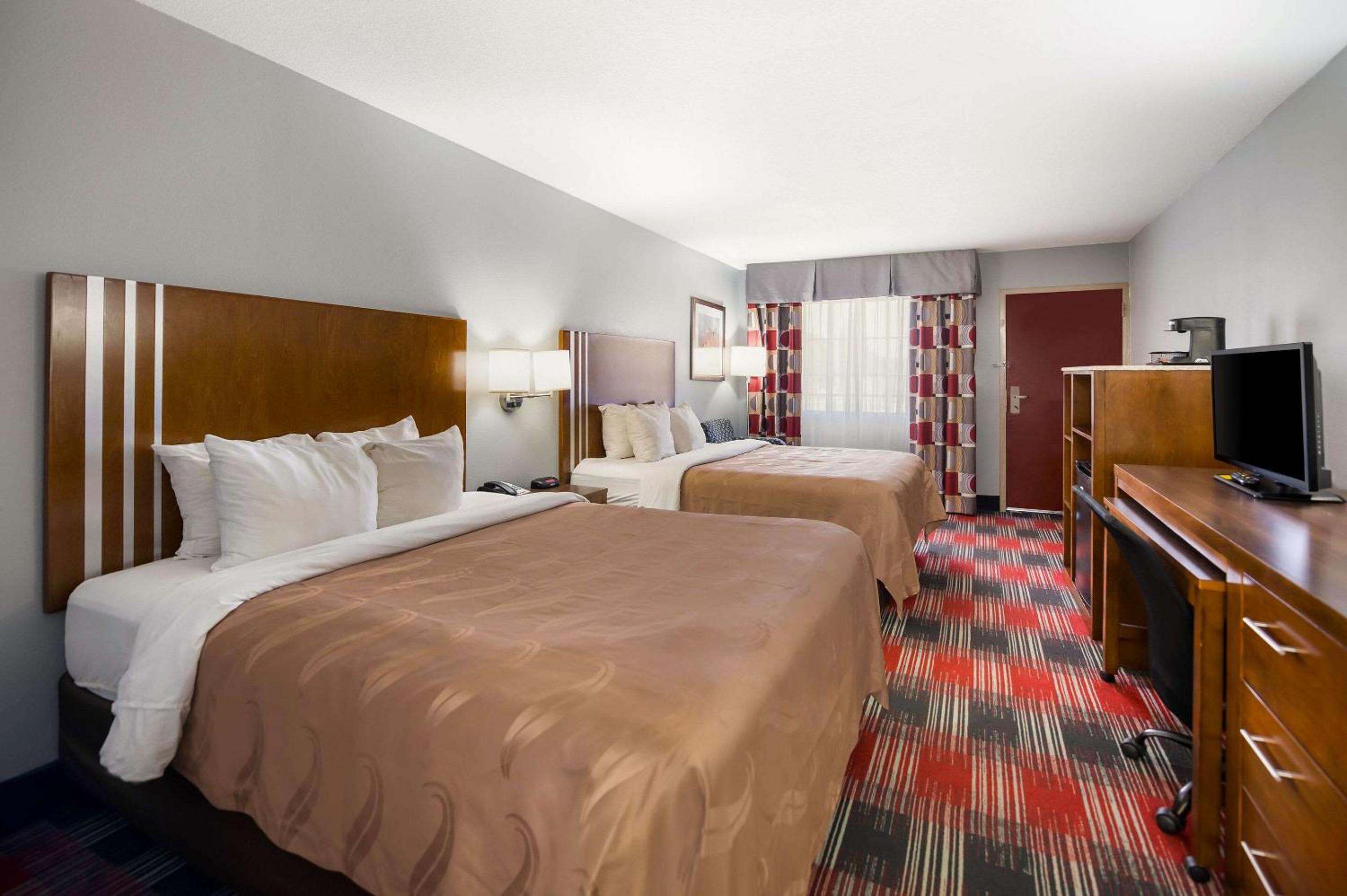 Queen Room with Two Queen Beds - Non-Smoking - Photo 2