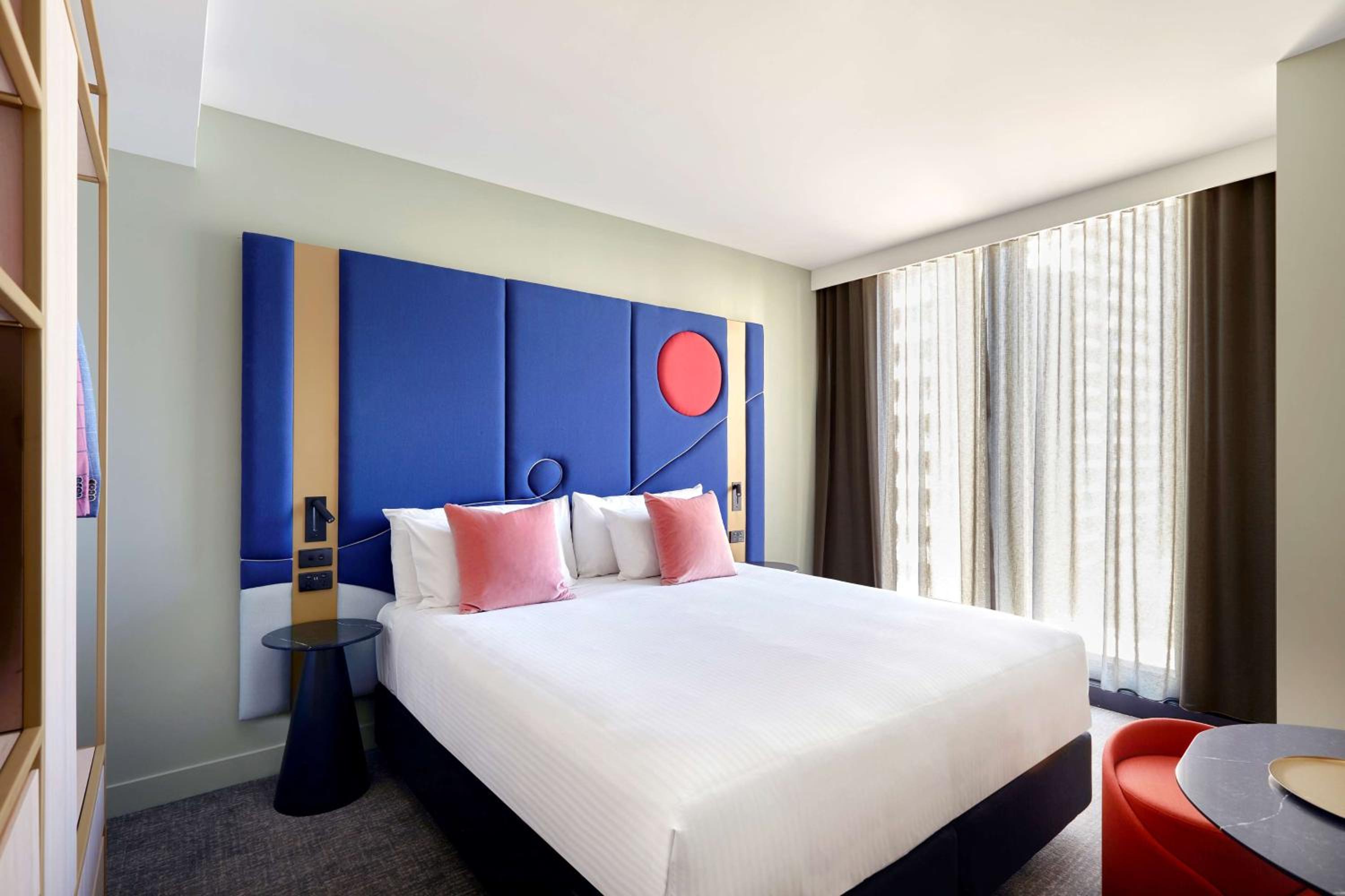 Quincy Queen or Twin Room - Photo 1