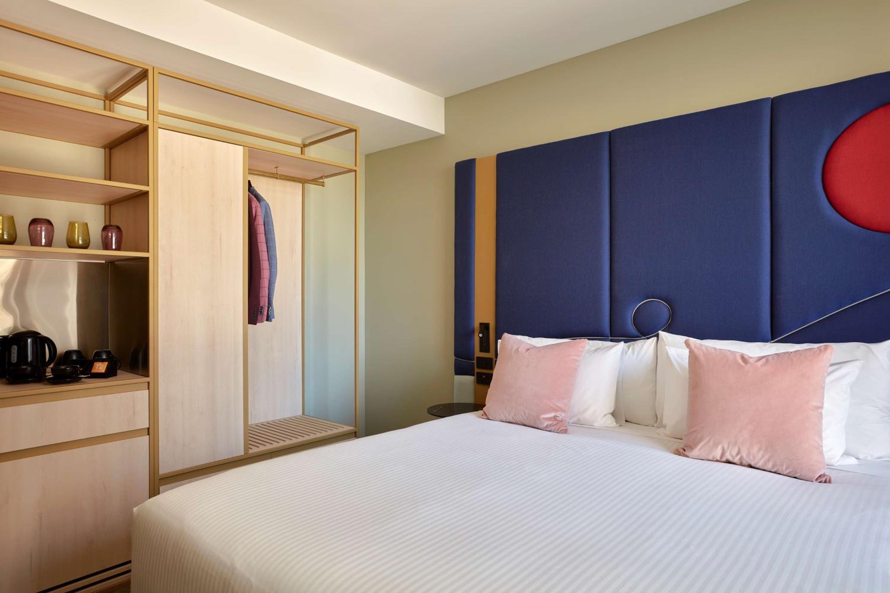 Quincy Queen or Twin Room - Photo 2