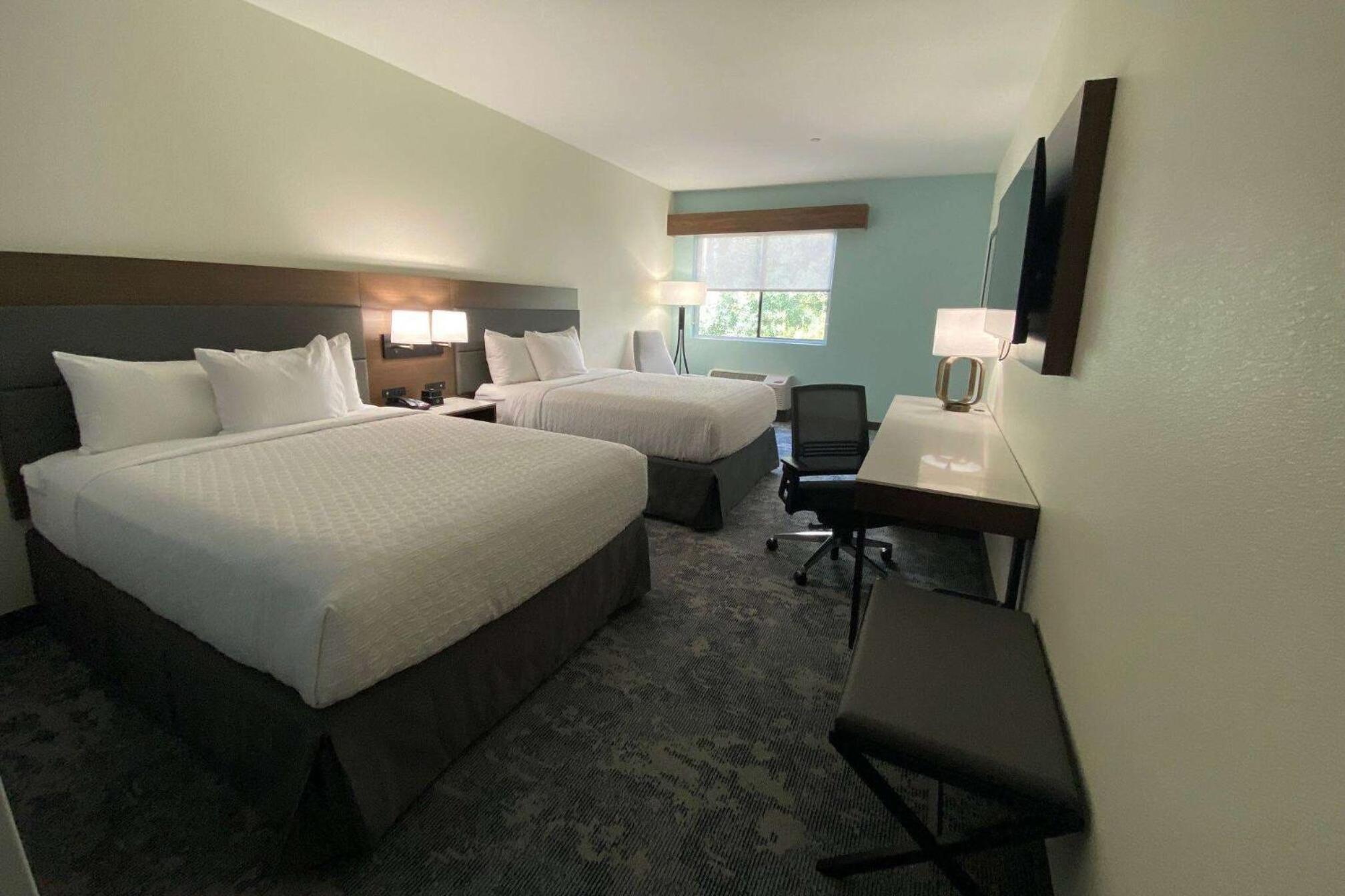 Queen Room with Two Queen Beds - Non-Smoking - Photo 2