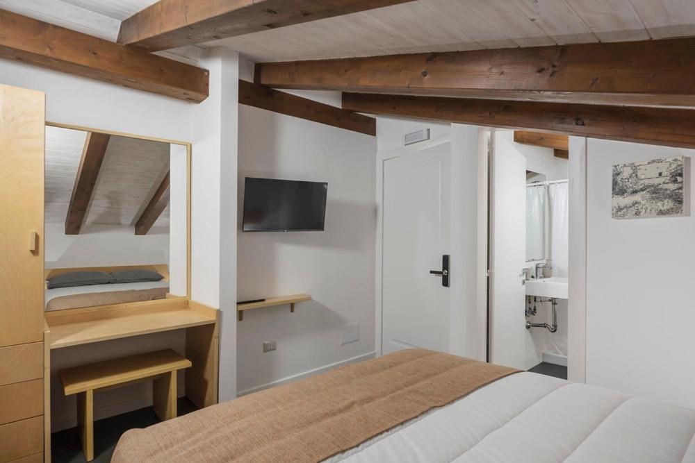 Economy Double Room photo 2