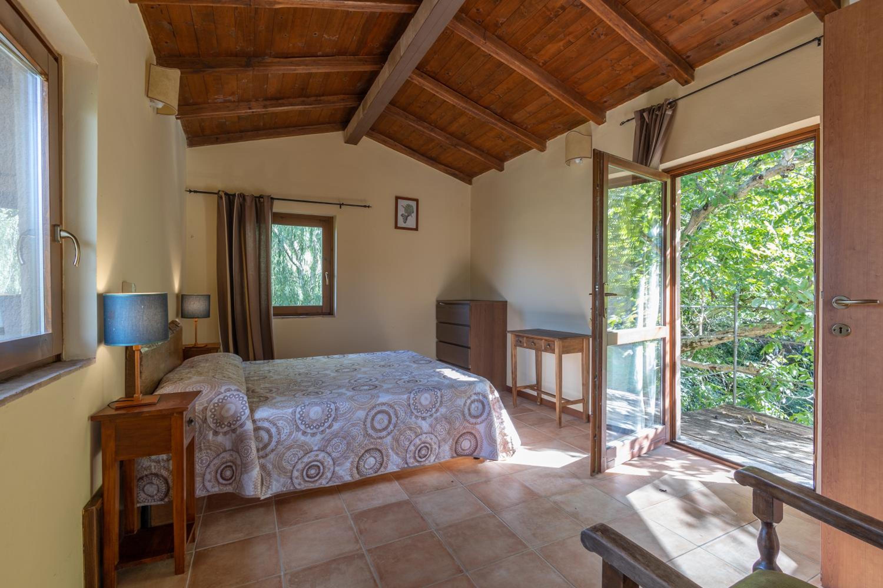 Six-Bedroom House photo 1
