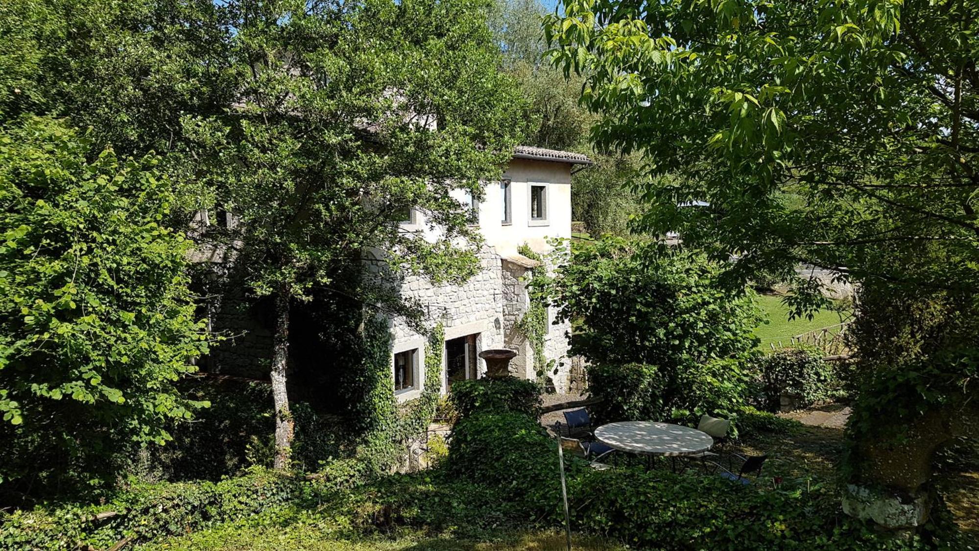 Six-Bedroom House photo 3