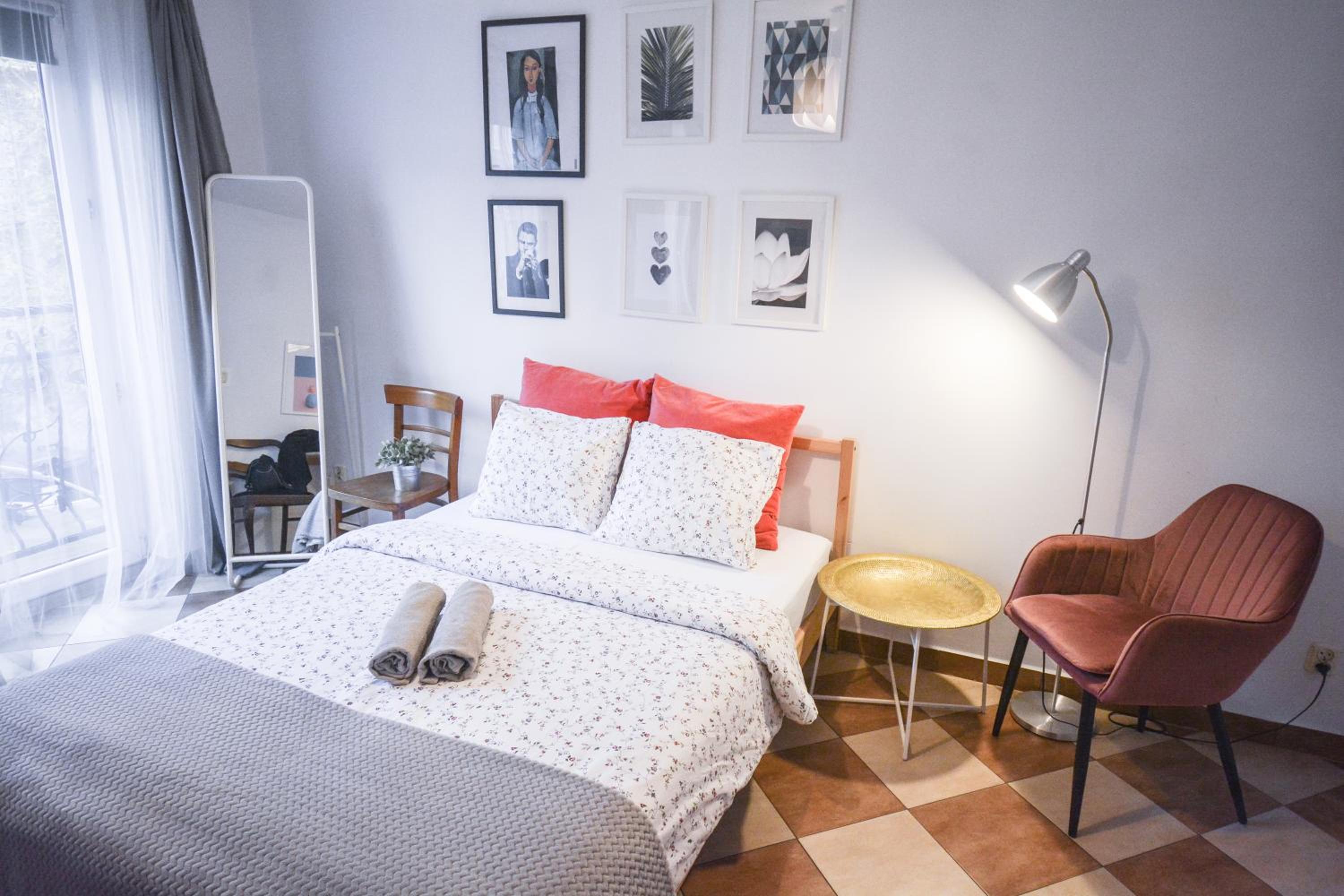 Studio Apartment - Photo 1