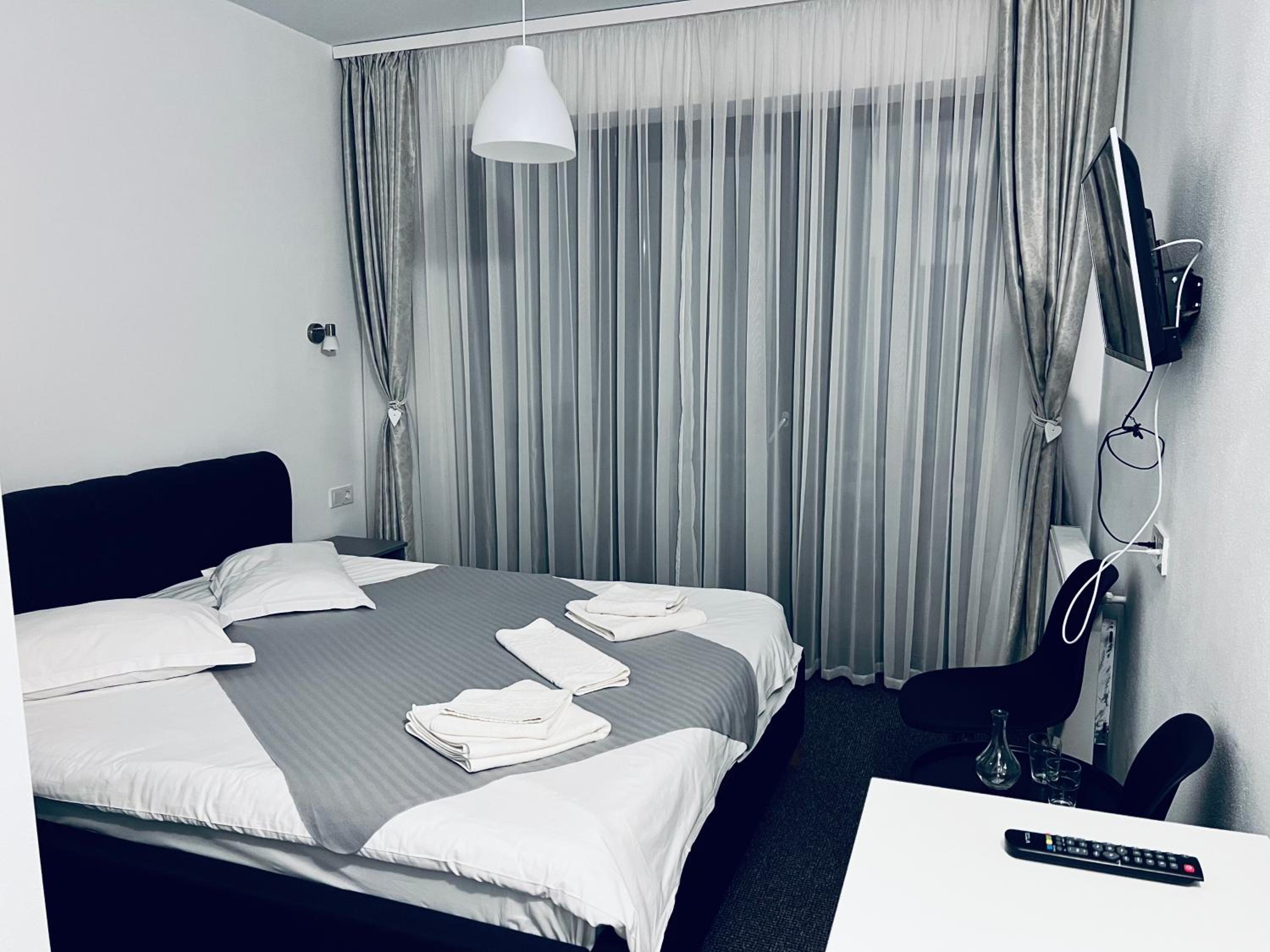 Double Room with Private Bathroom photo 2