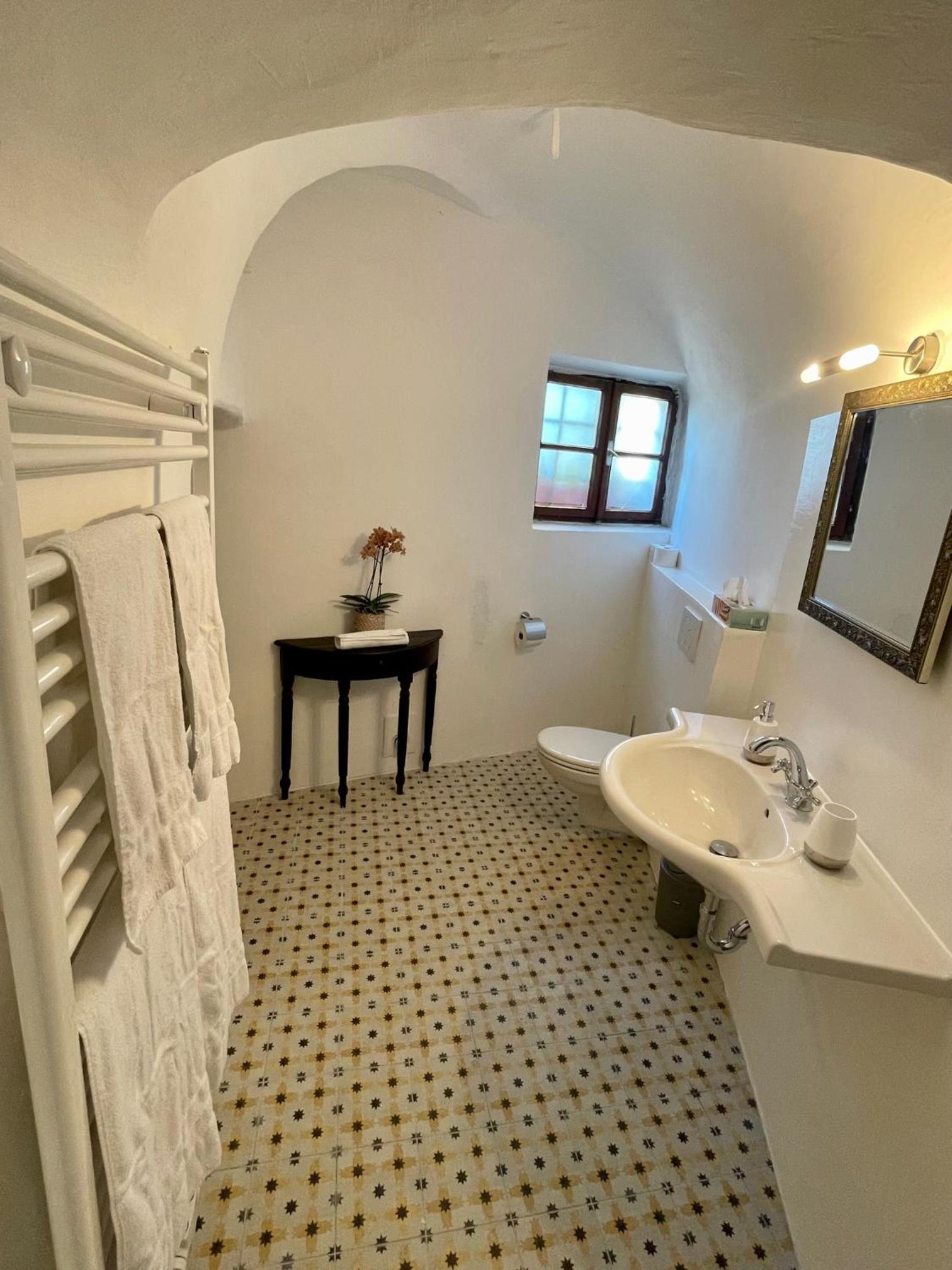 Deluxe Double Room with Shower - Photo 2
