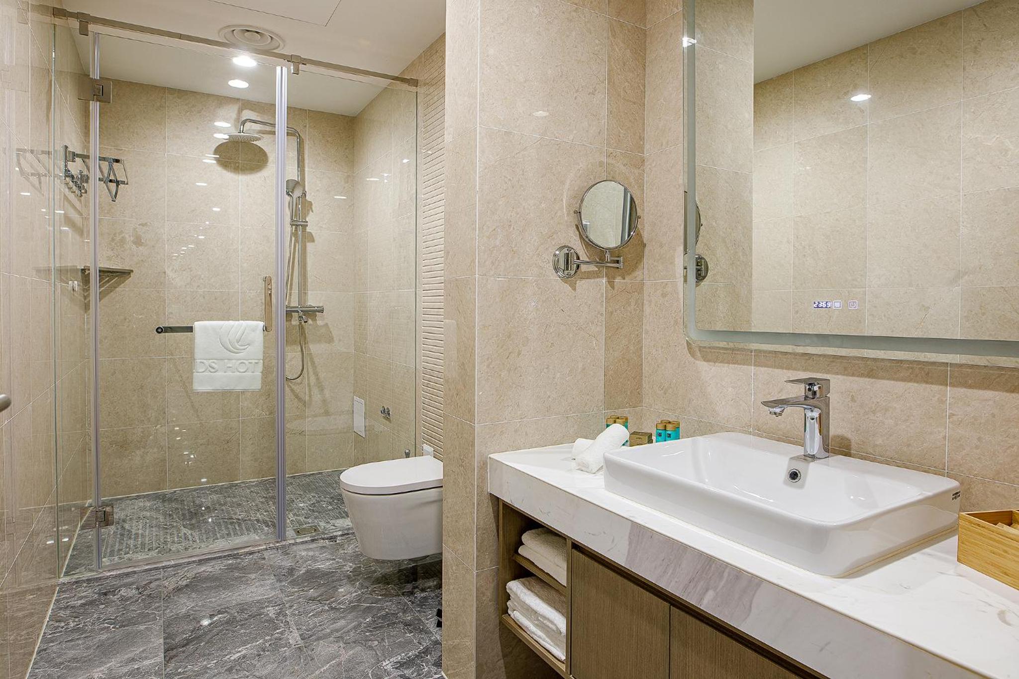 Deluxe Apartment with Free Parking - Photo 8