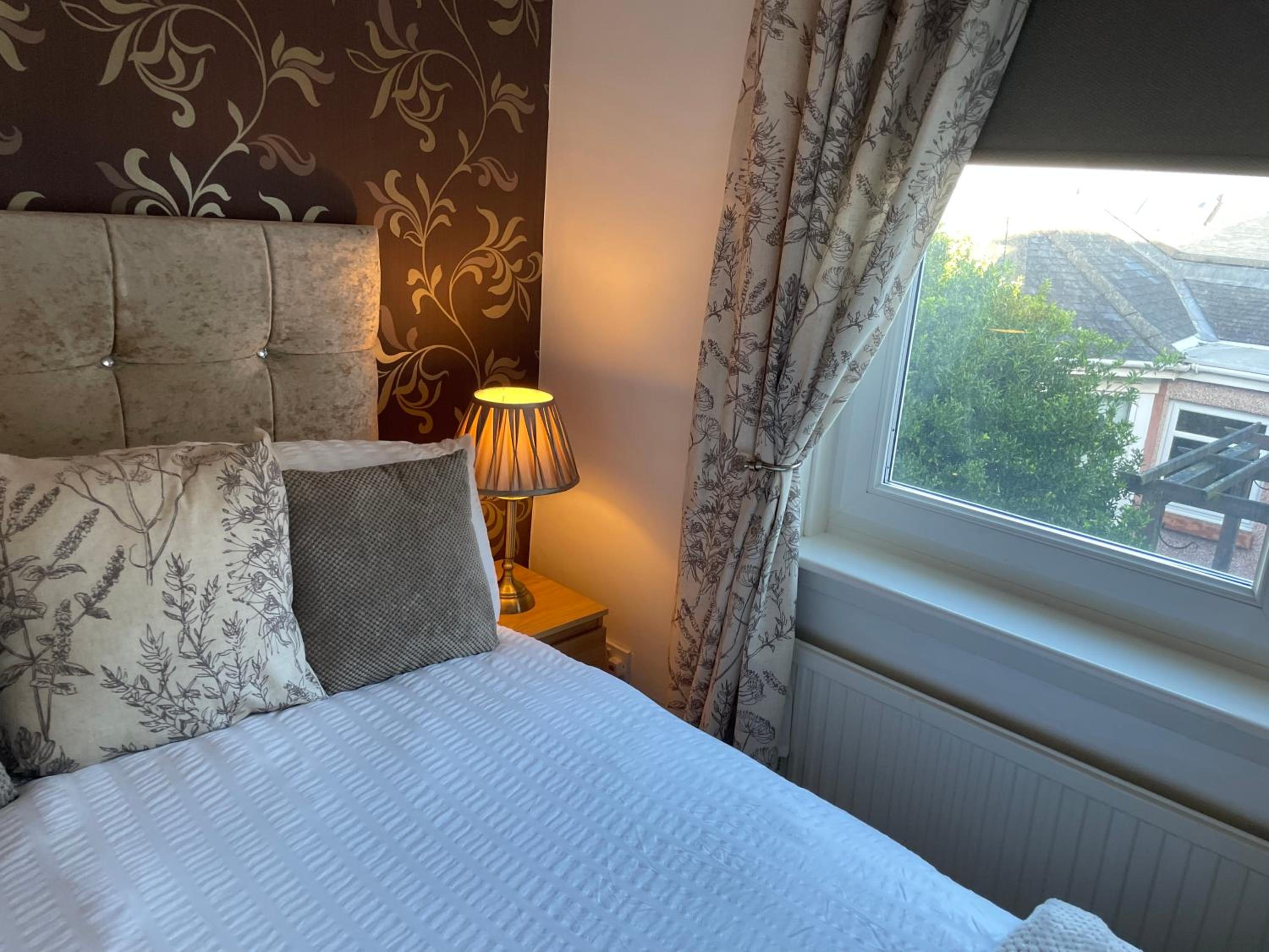 Economy Double En-Suite Room  - Photo 4
