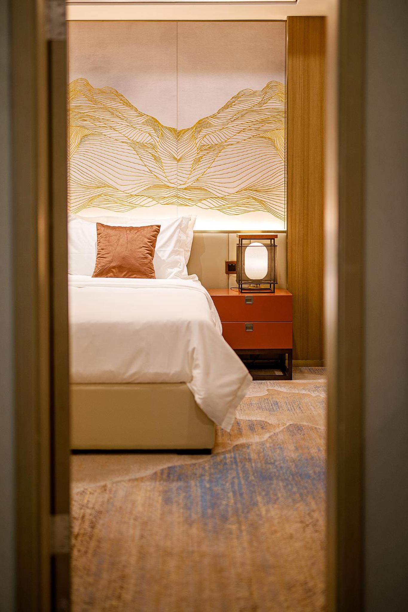 Deluxe Apartment with Free Parking - Photo 6