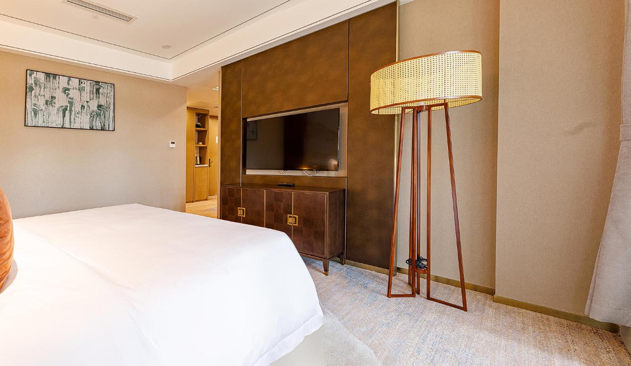Deluxe Apartment with Free Parking - Photo 5