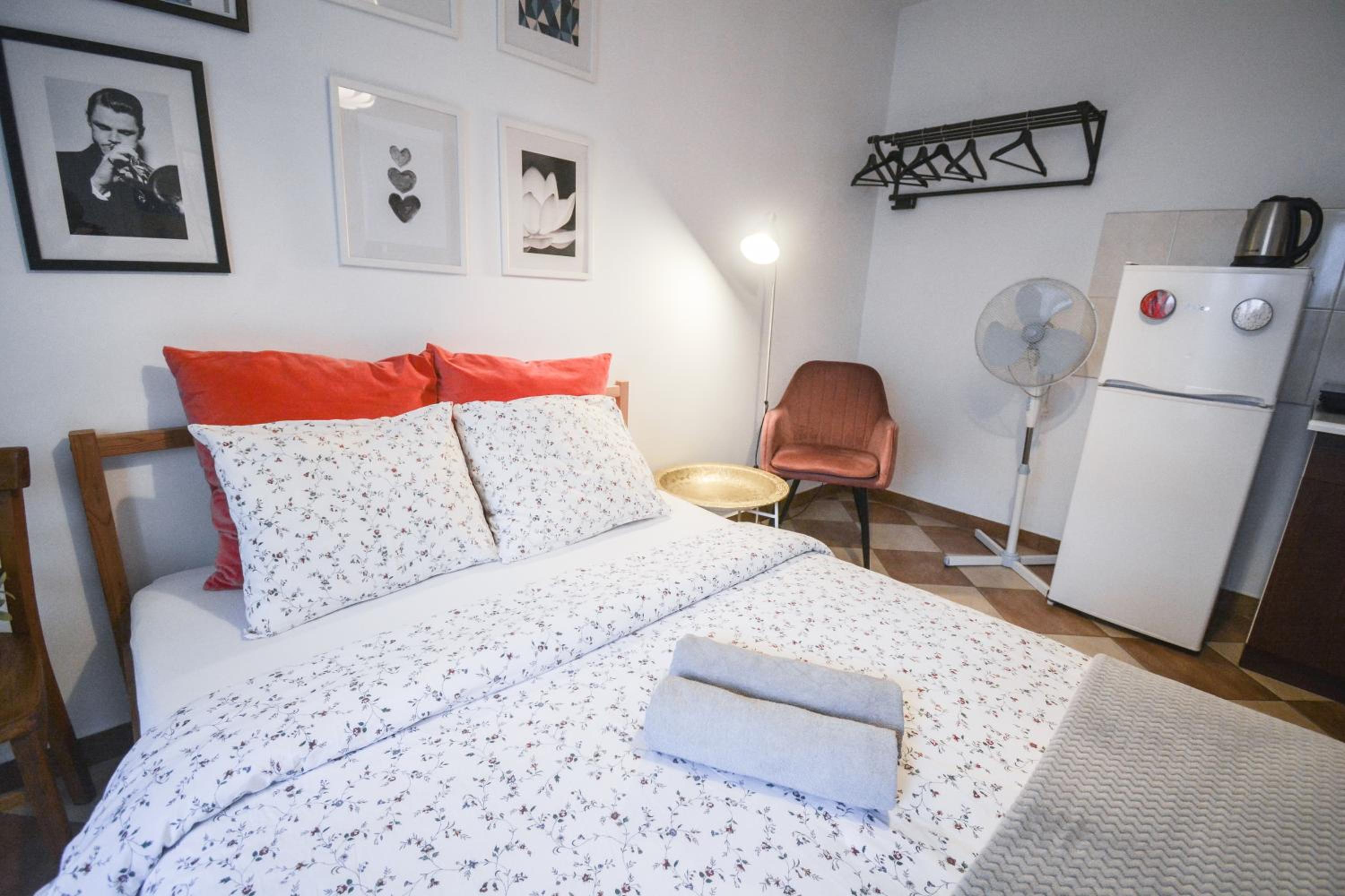 Studio Apartment - Photo 7