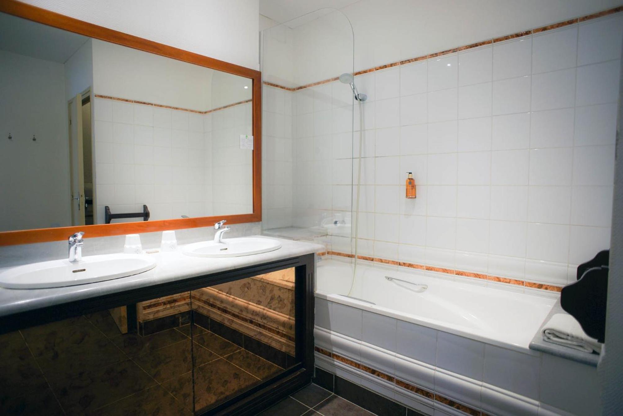Quadruple Room - Non-Smoking - Photo 2