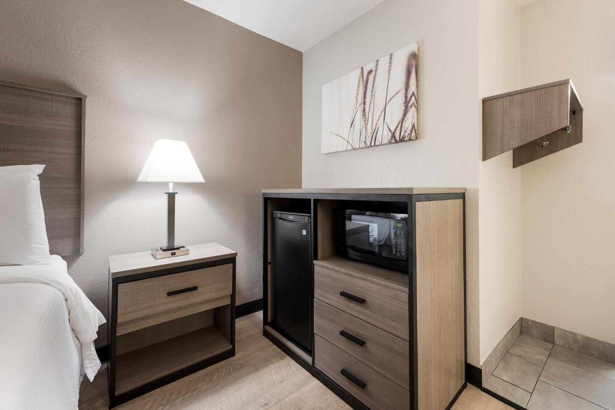 Renovated Deluxe Room with One Double Bed Disability Access Non-Smoking - Photo 3