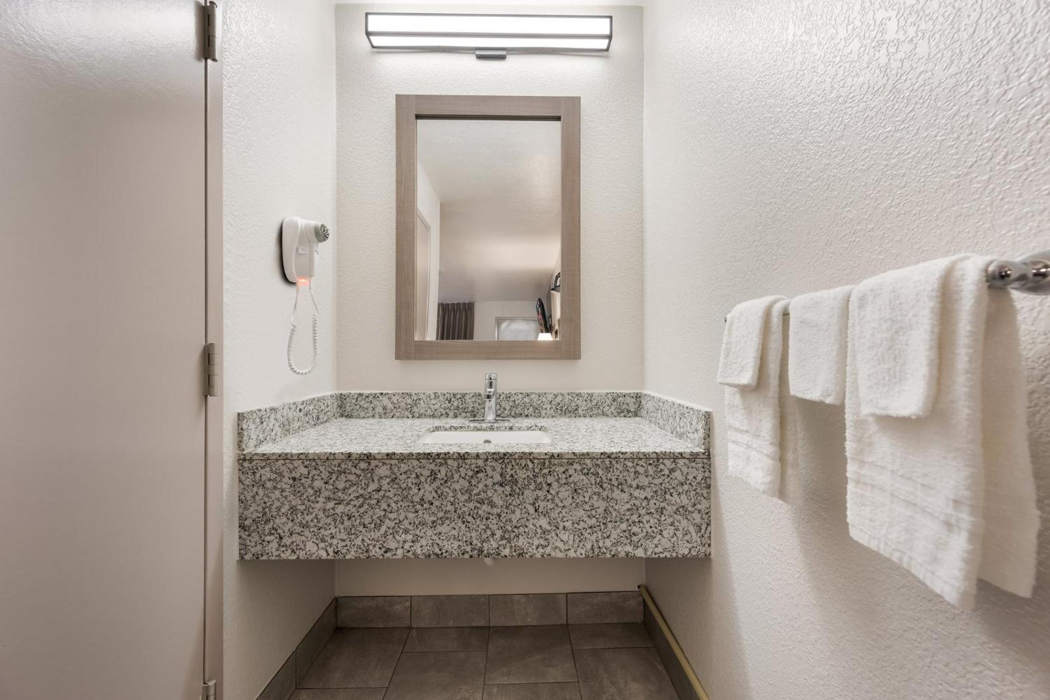 Renovated Deluxe Room with One Double Bed Disability Access Non-Smoking - Photo 2