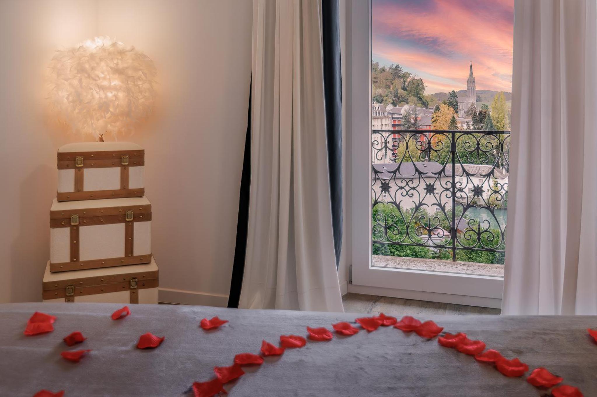 Suite Deluxe avec Balcon et Accès Gratuit au Spa – Vue sur Sanctuaire photo