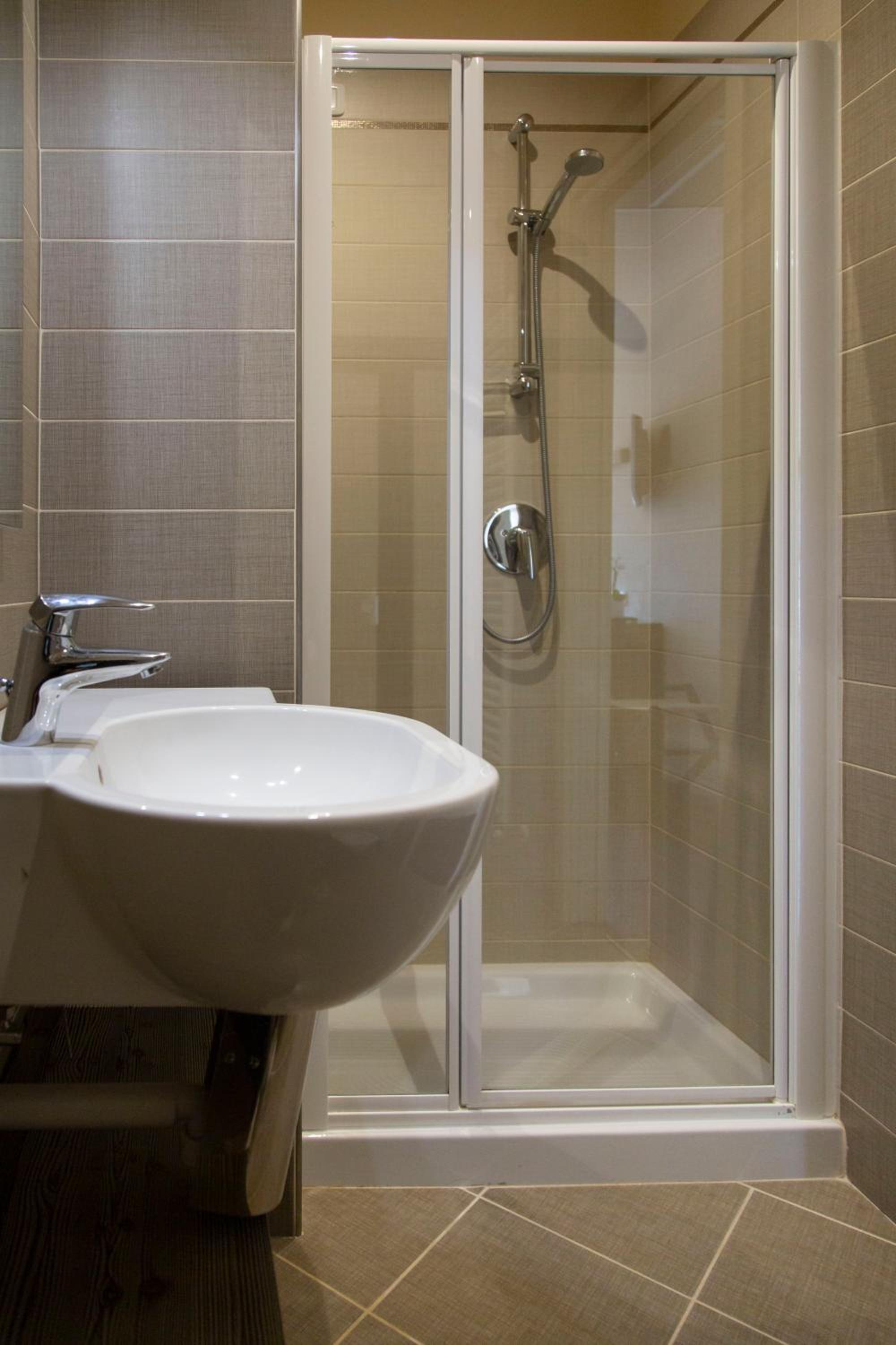 Standard Double or Twin Room - Photo 5