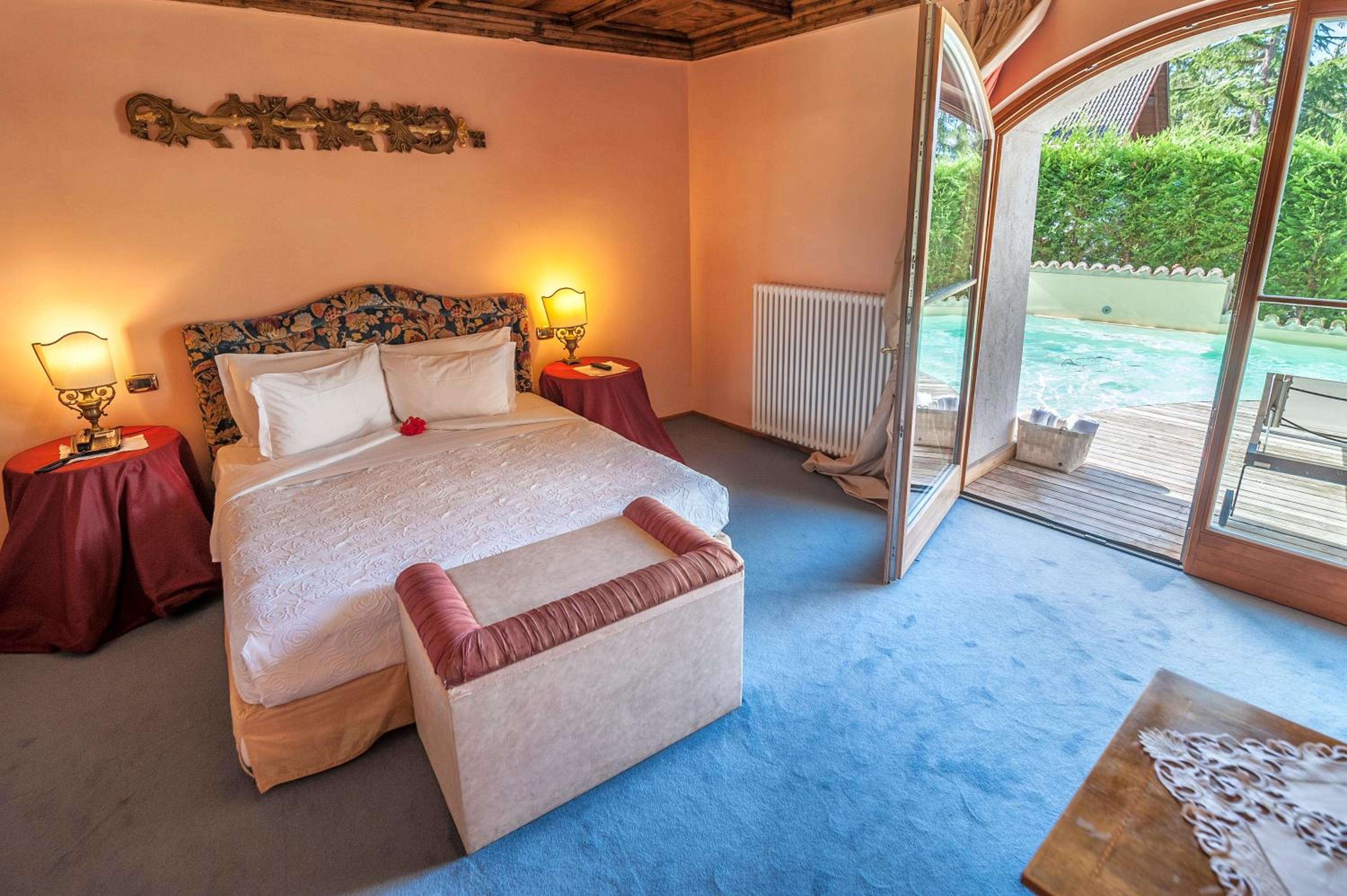Double Room with Pool View - Photo 5