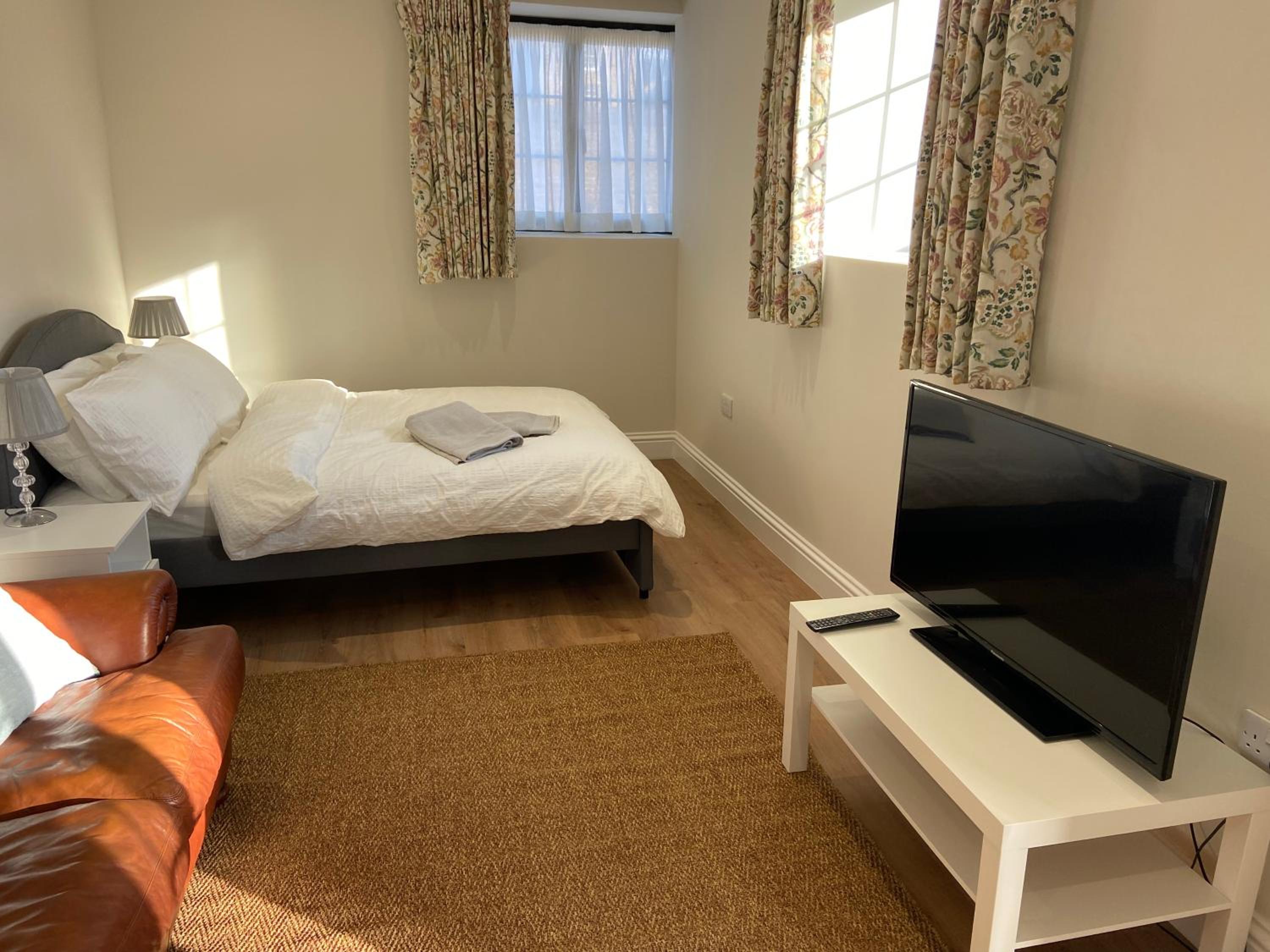 One-Bedroom Apartment photo 1