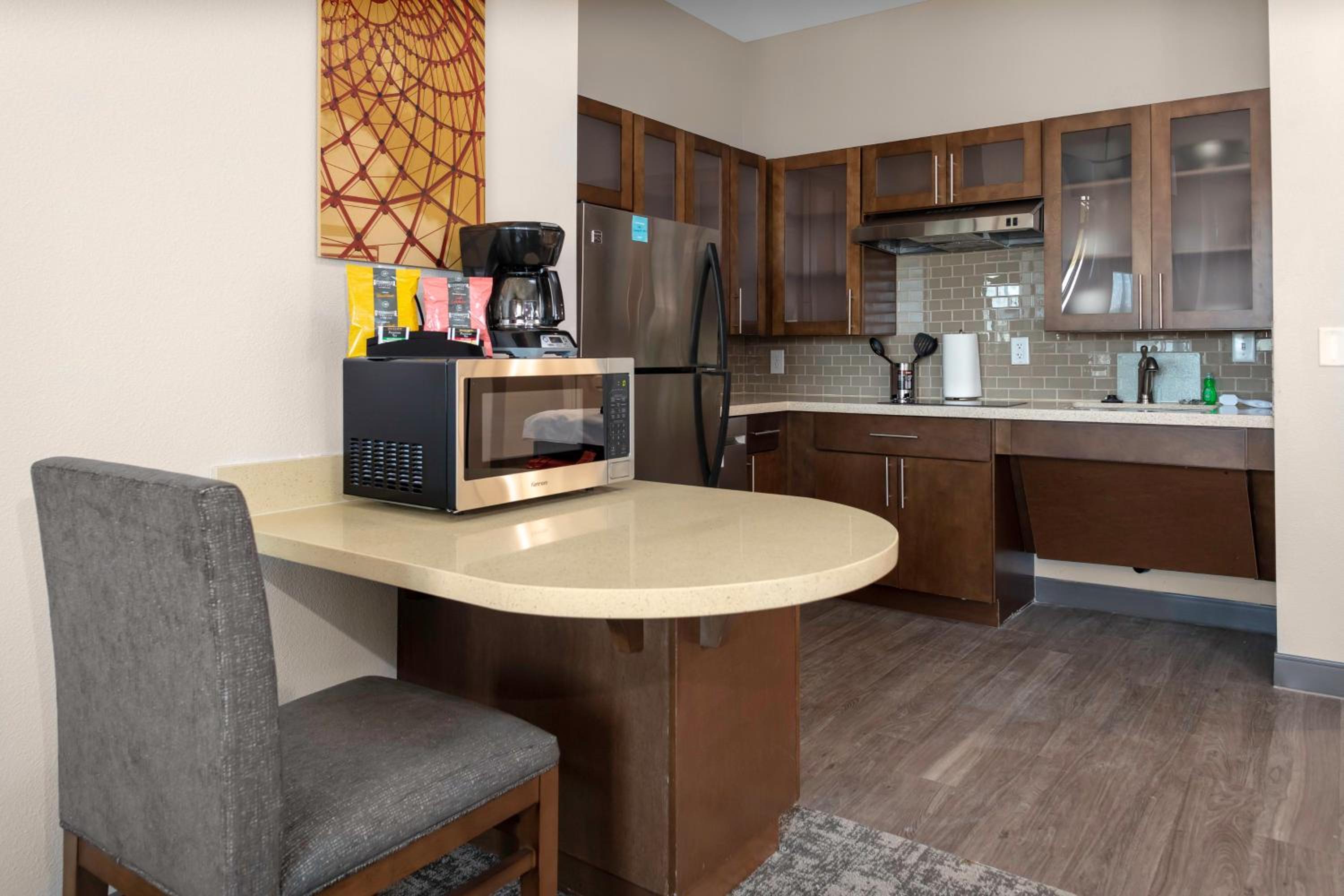 One-Bedroom Suite with Tub - Mobility Accessible - Photo 3