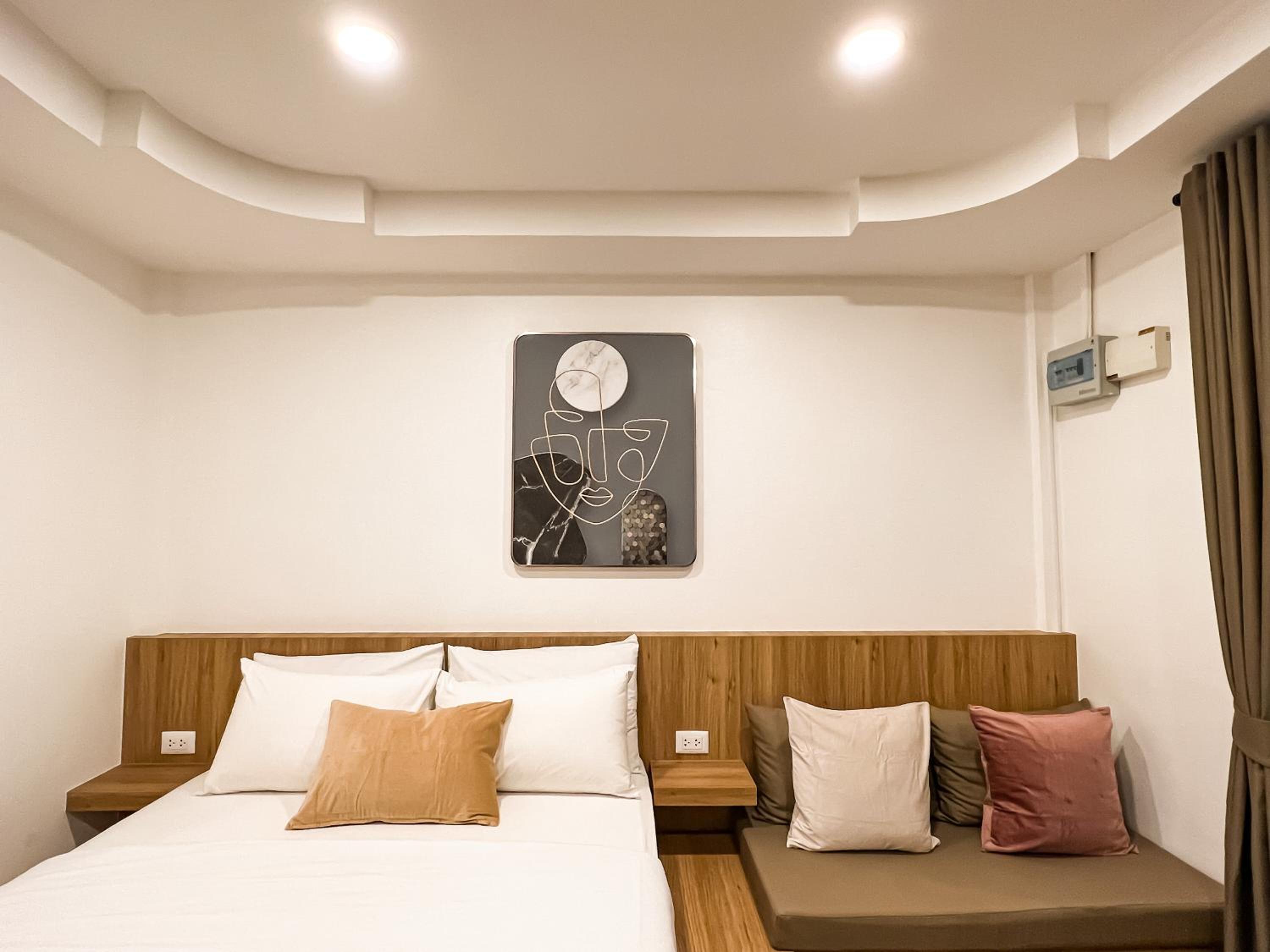 Deluxe Queen Room - Photo 7