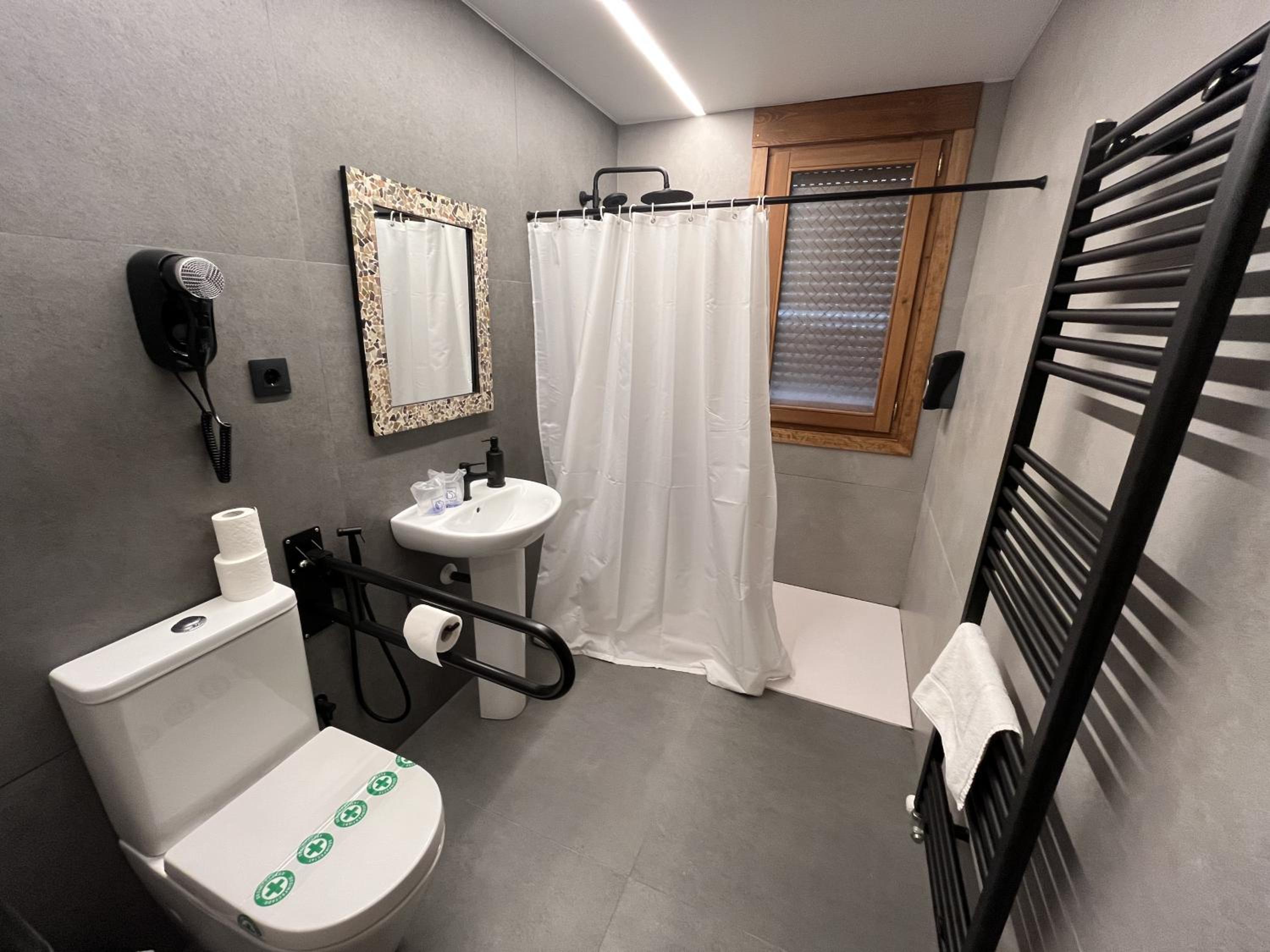 Twin Room - Disability Access - Photo 4