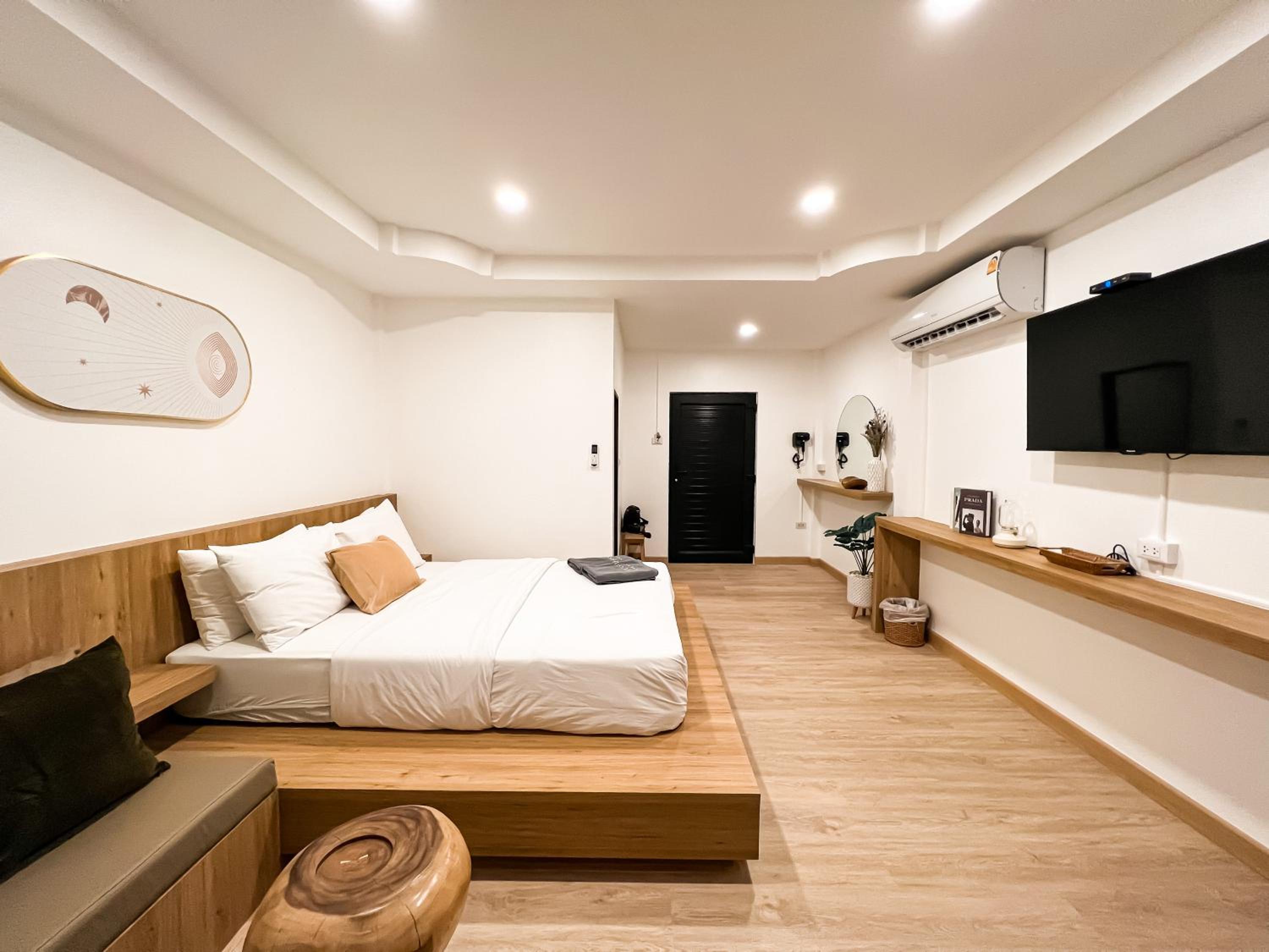 Deluxe Queen Room - Photo 6
