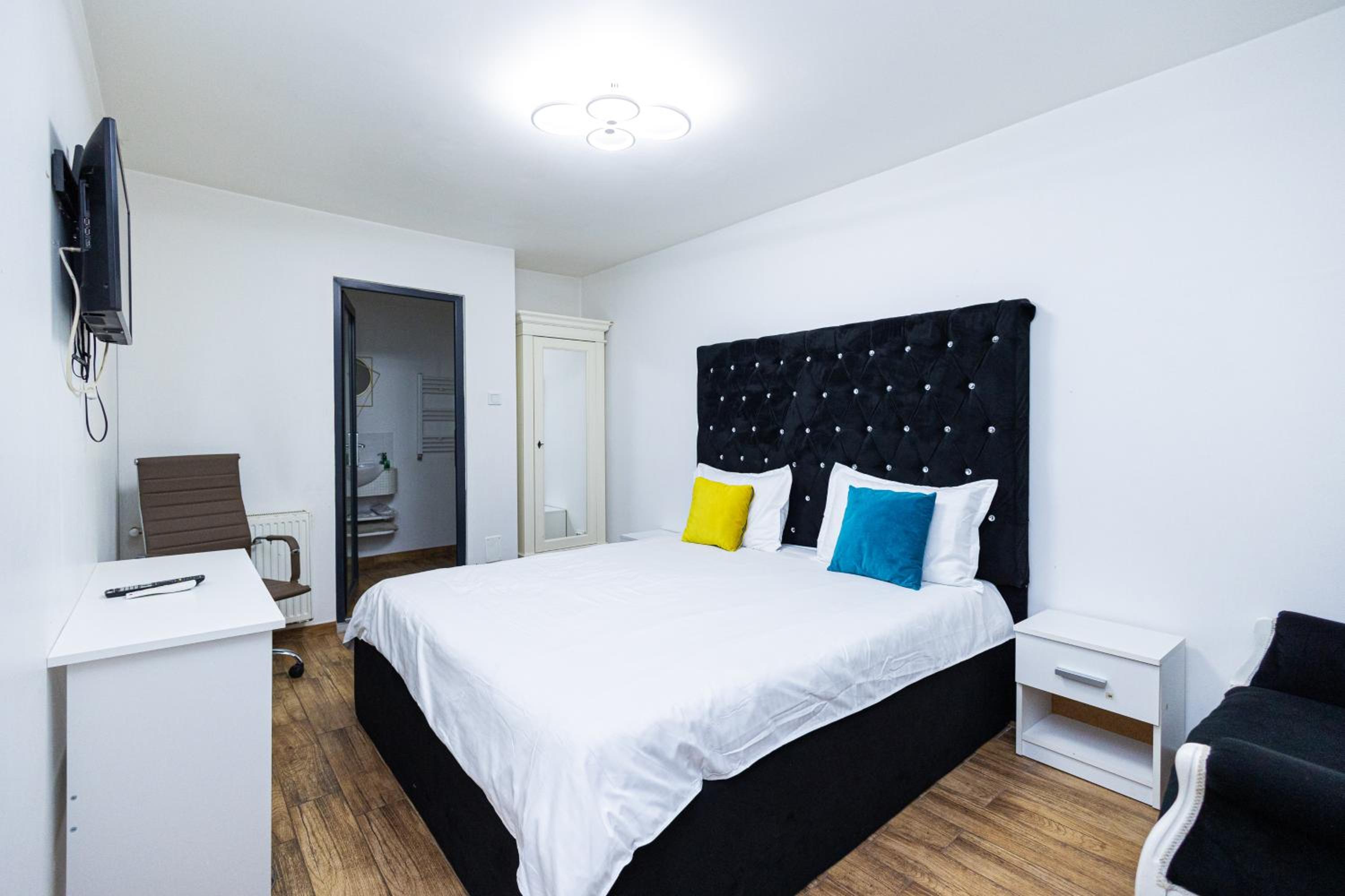 Deluxe Double Room - Photo 11