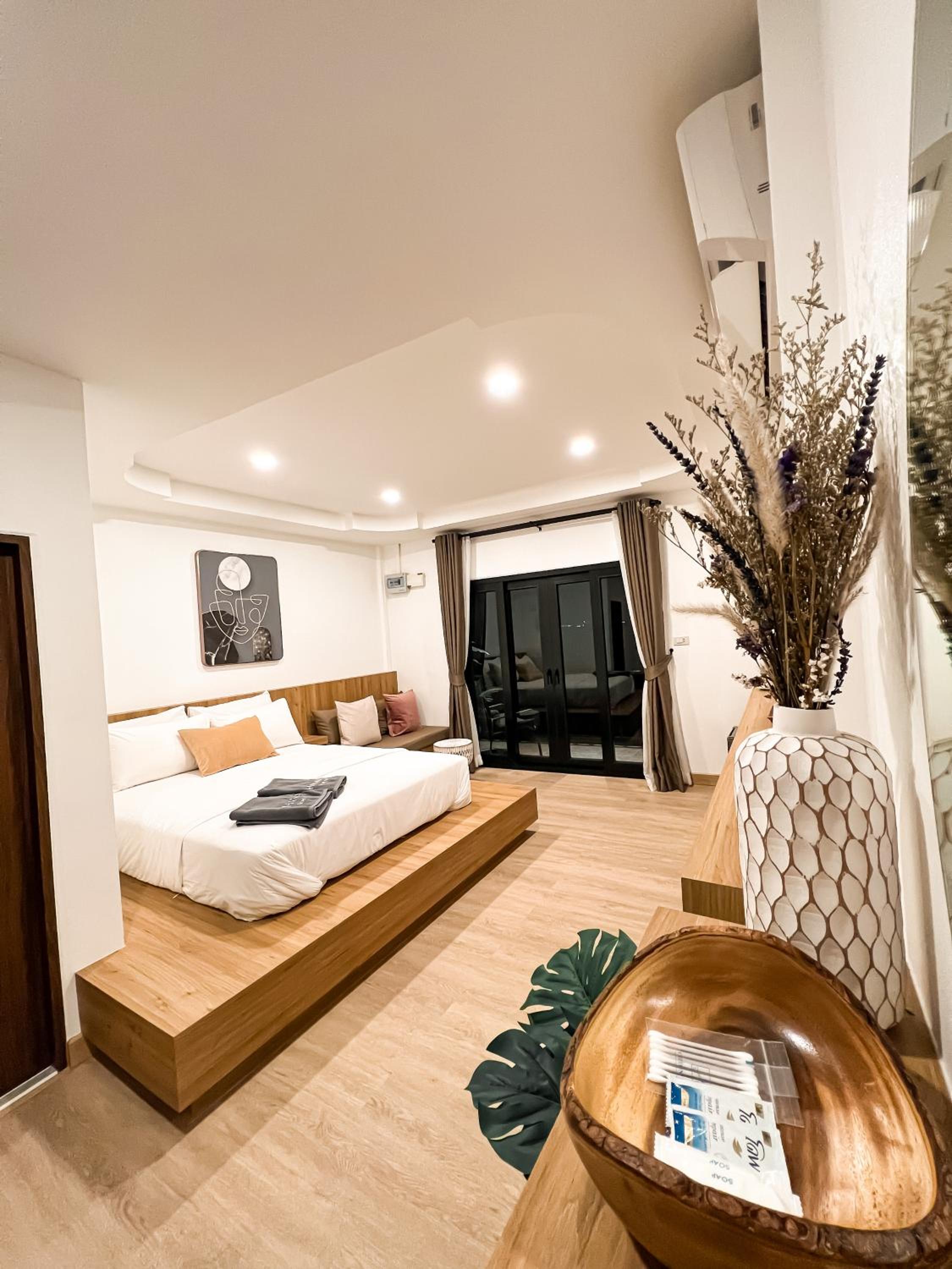 Deluxe Queen Room - Photo 1