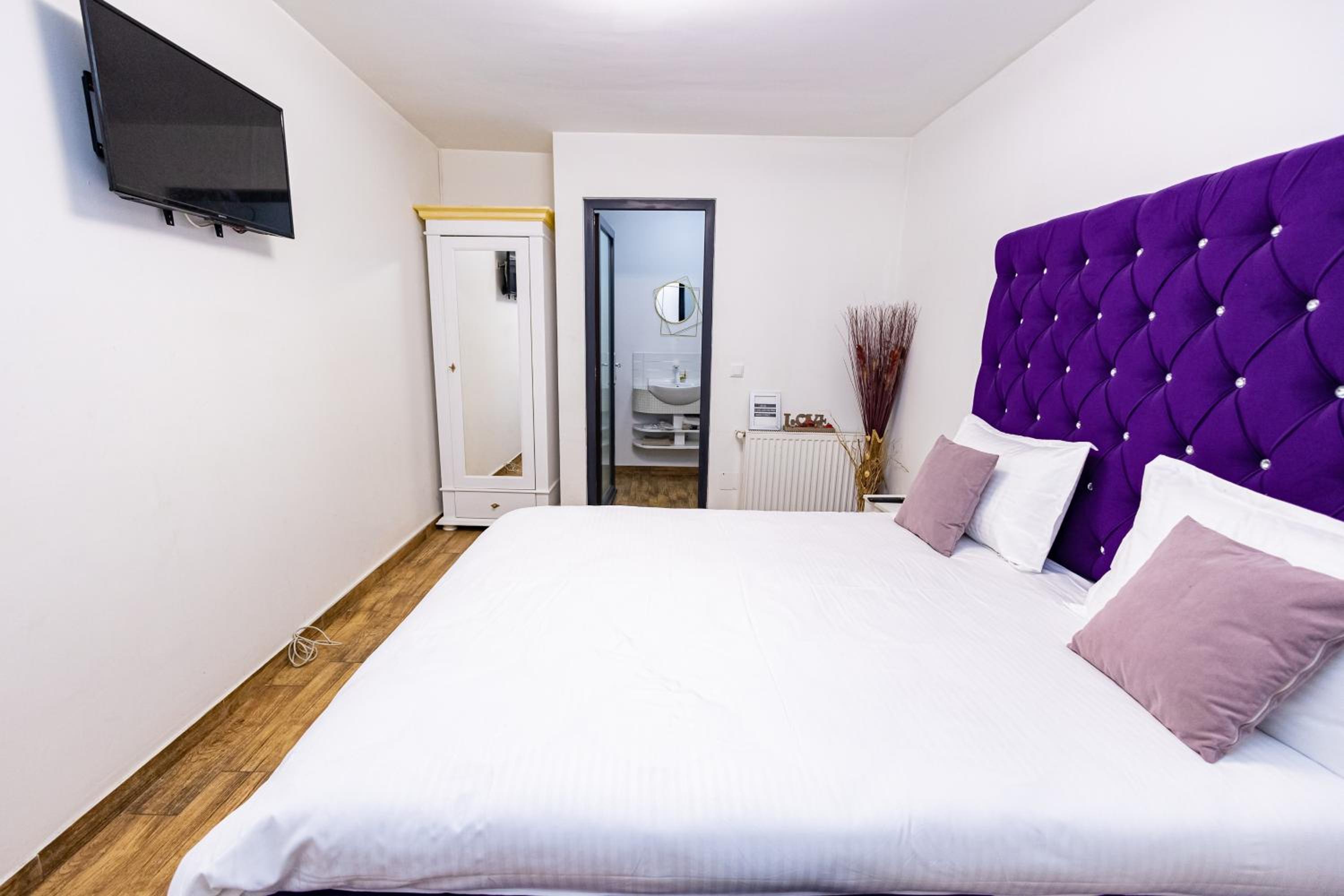 Deluxe Double Room - Photo 12