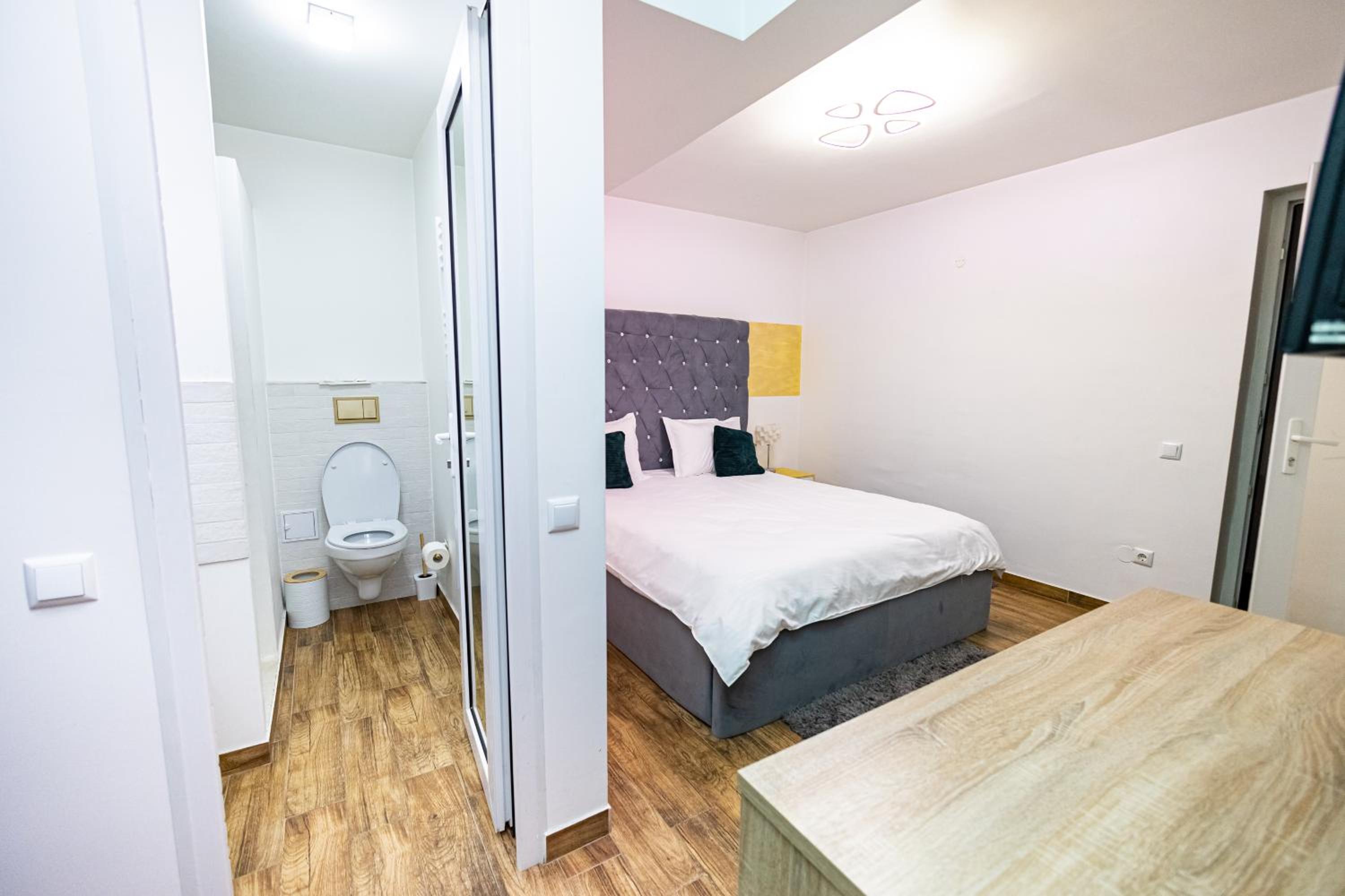 Deluxe Double Room - Photo 10