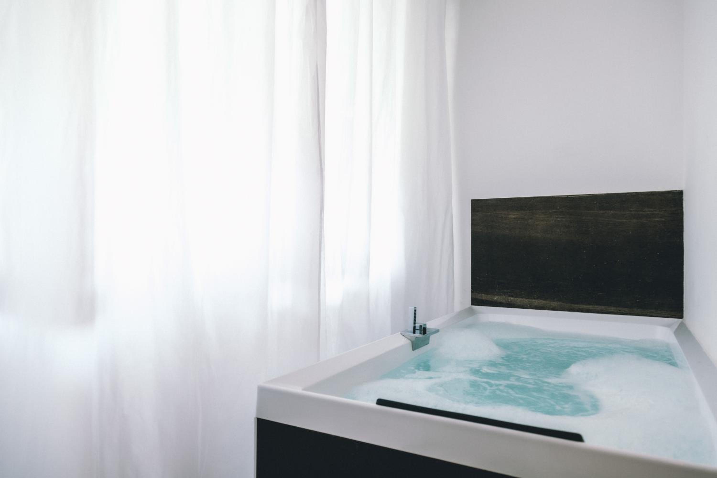 Double Room with Spa Bath - Photo 3