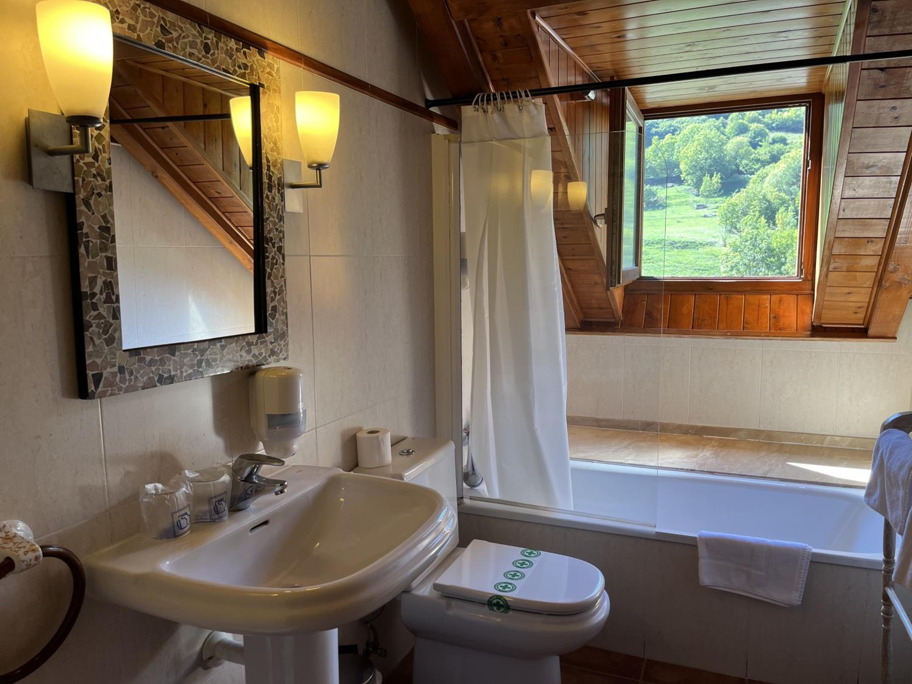 Deluxe Double Room with Bath - Photo 4